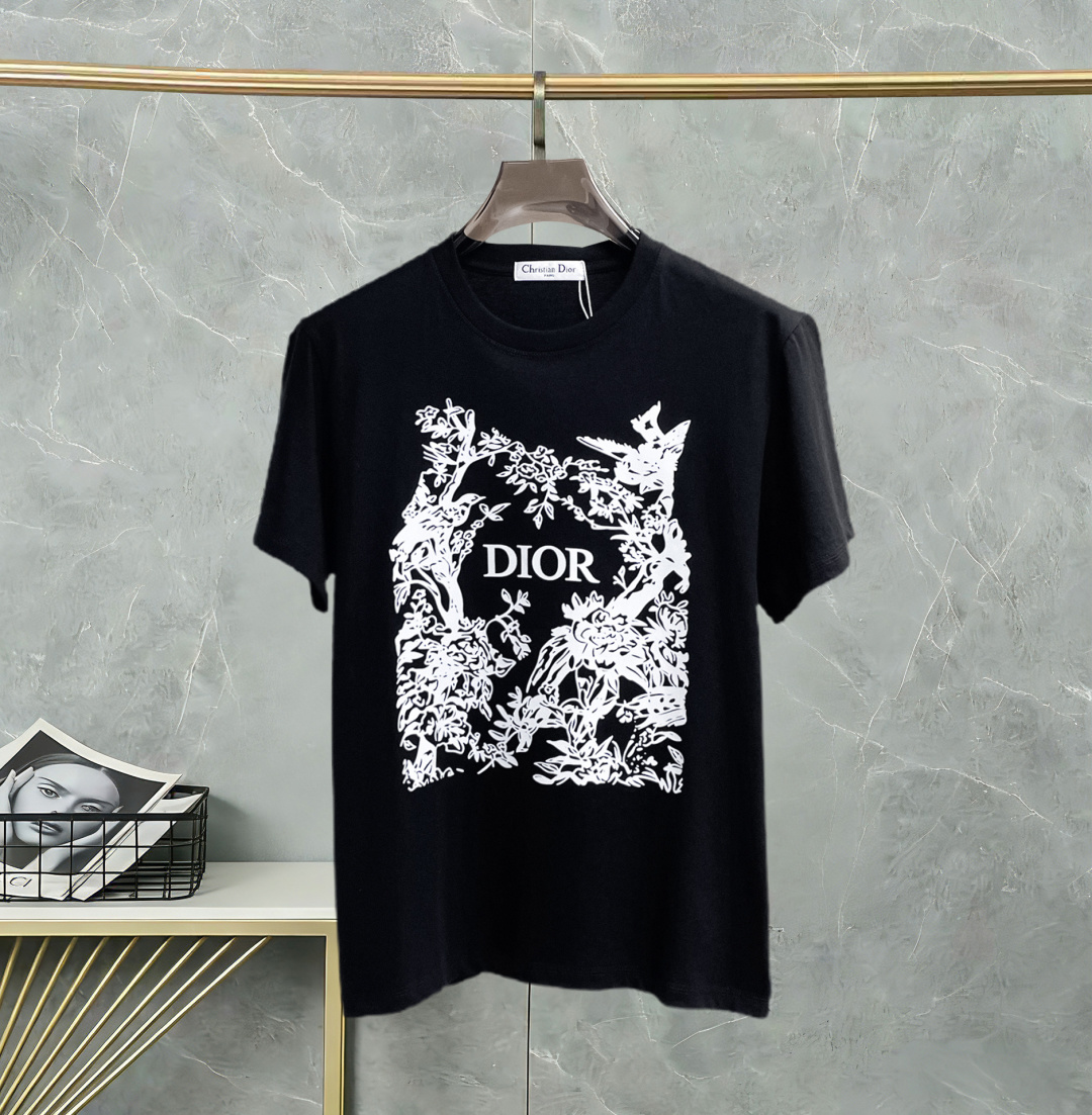 NO:775195,Dior has all three labels. The latest 2026 summer short-sleeved short sleeves are available at the counter. Original goods, fashionable imported original technical fabrics, comfortable and breathable upper body, original customized hardware accessories, handsome and stylish upper body, complete with three labels, recommended model, very high grade, purchasing code number L-4XL, maximum wearing capacity is 195 catties, dior, T-shirt,19860909迪奥三标齐全. 2026夏季新款最新品短袖,专柜同步有售,原单狠货,时尚进口原版科技面料,上身舒适透气,原版定制五金辅料,上身帅气有型,三标齐全,推荐款,档次极高,代购级码数L-4XL,最大穿195斤,,dior,T-shirt,,Men's clothing