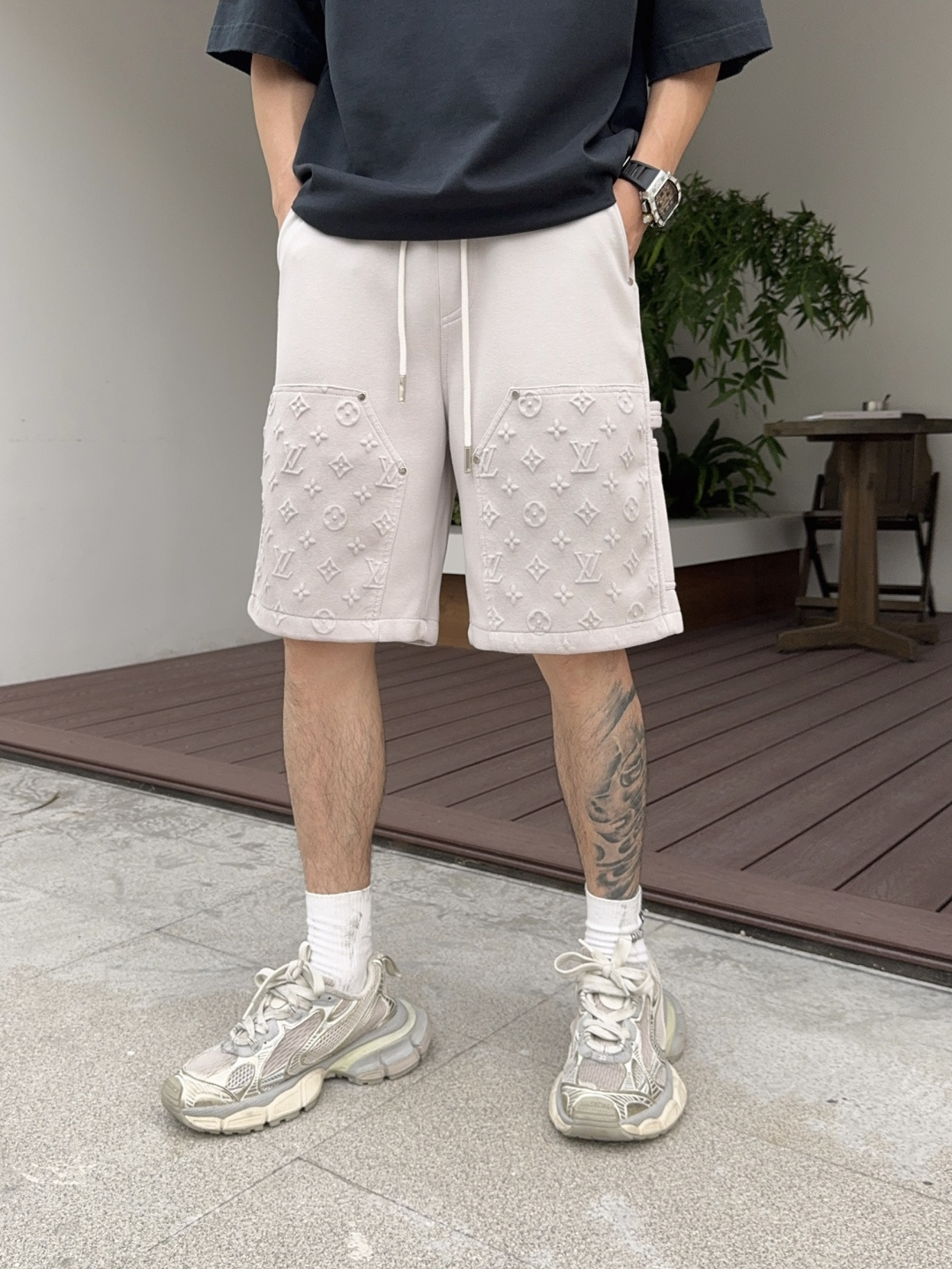 NO:775287,LV three-standard complete 2026 new summer men's casual shorts, advanced custom-made breathable fabrics, extremely breathable, elastic and comfortable, impeccable details, top-grade accessories, original logo design concept, delicate and soft feel!  The upper body fit is awesome!  Sizes M-XXXL, please state your height and weight when ordering,,louis vuitton,shorts,19860909LV三标齐全 2026夏季新款男士休闲短裤,高级定制面料透气面料 透气弹力舒适度极高,细节无可挑剔,顶级辅料配备,原版logo设计理念,手感细腻柔软！上身版型超赞！尺码M-XXXL下单报身高体重,,louis vuitton,shorts,,Men's clothing