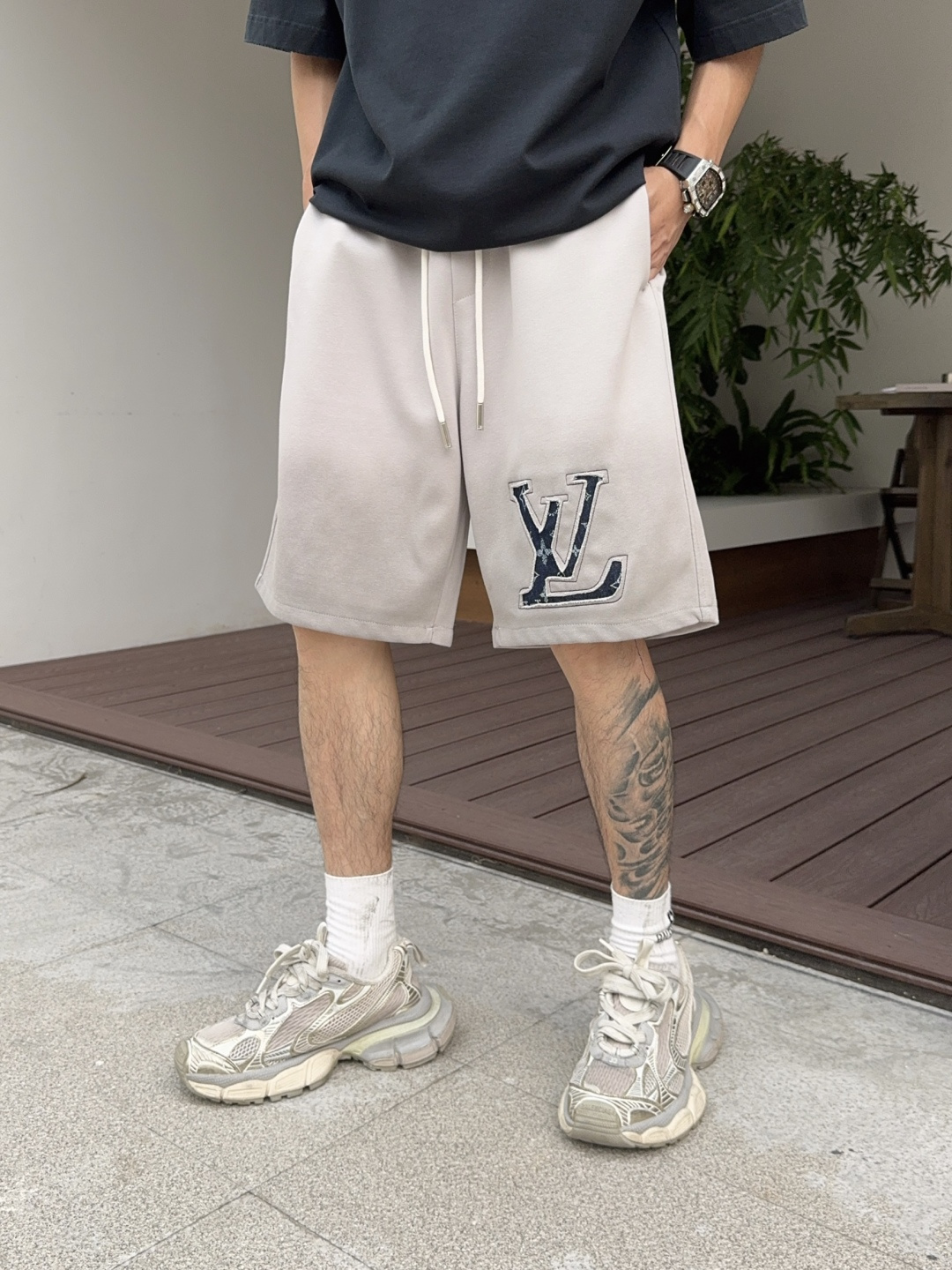 NO:775271,LV three-standard complete 2026 new summer men's casual shorts, advanced custom-made breathable fabrics, extremely breathable, elastic and comfortable, impeccable details, top-grade accessories, original logo design concept, delicate and soft feel!  The upper body fit is awesome!  Sizes M-XXXL, please state your height and weight when ordering,,louis vuitton,shorts,19860909LV三标齐全 2026夏季新款男士休闲短裤,高级定制面料透气面料 透气弹力舒适度极高,细节无可挑剔,顶级辅料配备,原版logo设计理念,手感细腻柔软！上身版型超赞！尺码M-XXXL下单报身高体重,,louis vuitton,shorts,,Men's clothing