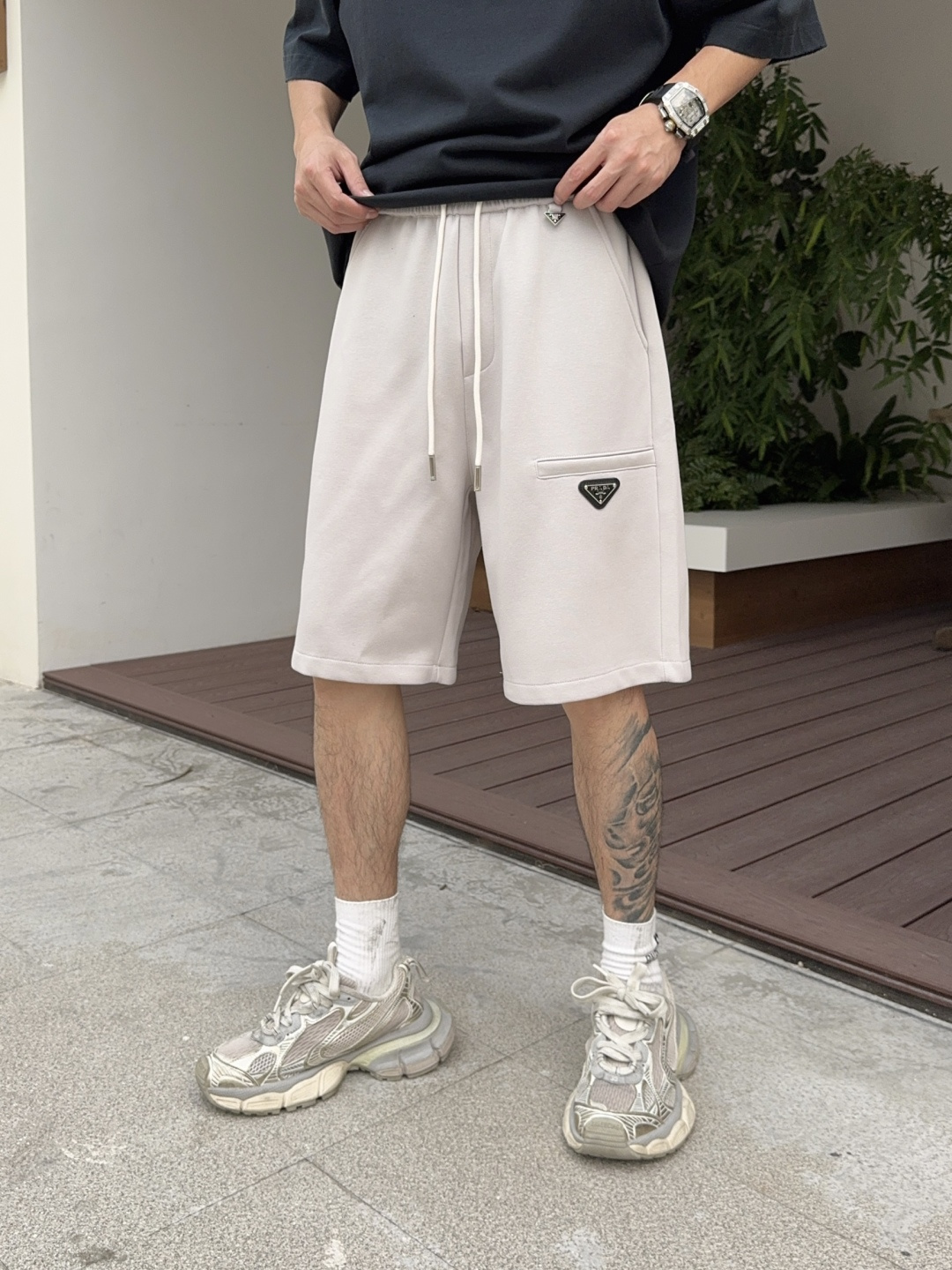 NO:775250,Prada's three-standard complete 2026 summer new men's casual shorts, advanced custom-made breathable fabrics, extremely breathable, elastic and comfortable, impeccable details, top-grade accessories, original logo design concept, delicate and soft feel!  The upper body fit is awesome!  Sizes M-XXXL, please state your height and weight when ordering, prada, shorts,19860909普拉达三标齐全 2026夏季新款男士休闲短裤,高级定制面料透气面料 透气弹力舒适度极高,细节无可挑剔,顶级辅料配备,原版logo设计理念,手感细腻柔软！上身版型超赞！尺码M-XXXL下单报身高体重,,prada,shorts,,Men's clothing