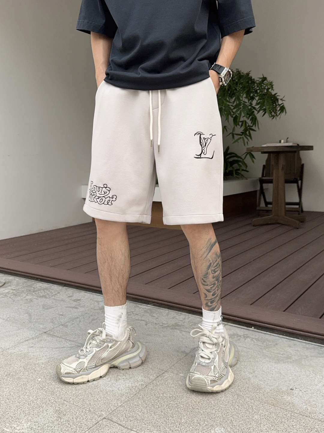 NO:775337,LV three-standard complete 2026 new summer men's casual shorts, advanced custom-made breathable fabrics, extremely breathable, elastic and comfortable, impeccable details, top-grade accessories, original logo design concept, delicate and soft feel!  The upper body fit is awesome!  Sizes M-XXXL, please state your height and weight when ordering,,louis vuitton,shorts,19860909LV三标齐全 2026夏季新款男士休闲短裤,高级定制面料透气面料 透气弹力舒适度极高,细节无可挑剔,顶级辅料配备,原版logo设计理念,手感细腻柔软！上身版型超赞！尺码M-XXXL下单报身高体重,,louis vuitton,shorts,,Men's clothing