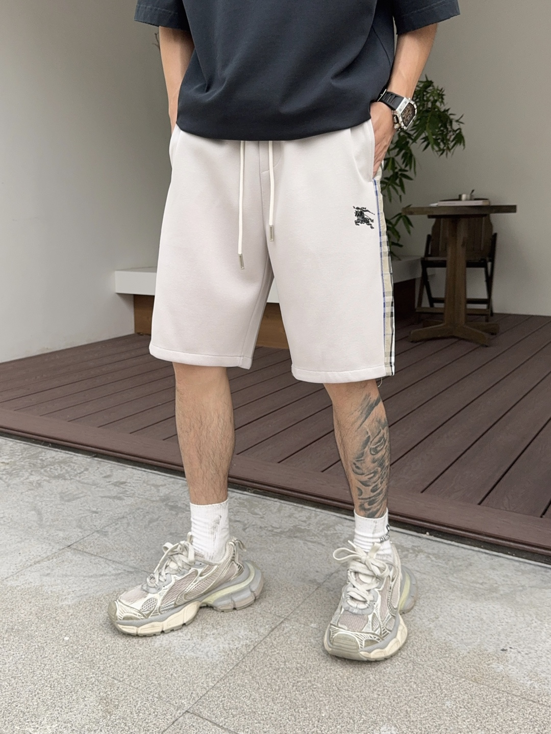 NO:775318,Burberry's new 2026 summer men's casual shorts with three complete standards, advanced custom-made breathable fabrics, extremely breathable, elastic and comfortable, impeccable details, top-grade accessories, original logo design concept, delicate and soft feel!  The upper body fit is awesome!  Sizes M-XXXL, please state your height and weight when ordering, burberry, shorts,19860909巴宝莉三标齐全 2026夏季新款男士休闲短裤,高级定制面料透气面料 透气弹力舒适度极高,细节无可挑剔,顶级辅料配备,原版logo设计理念,手感细腻柔软！上身版型超赞！尺码M-XXXL下单报身高体重,,burberry,shorts,,Men's clothing