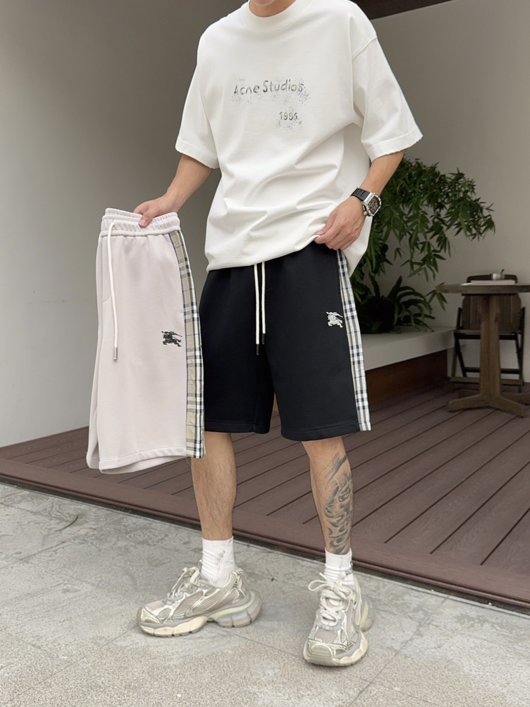 NO:775314,Burberry's 2026 new summer men's casual shorts with three complete standards, advanced custom-made breathable fabrics, extremely breathable, elastic and comfortable, impeccable details, top-grade accessories, original logo design concept, delicate and soft feel!  The upper body fit is awesome!  Sizes M-XXXL, please state your height and weight when ordering, burberry, shorts,19860909巴宝莉三标齐全 2026夏季新款男士休闲短裤,高级定制面料透气面料 透气弹力舒适度极高,细节无可挑剔,顶级辅料配备,原版logo设计理念,手感细腻柔软！上身版型超赞！尺码M-XXXL下单报身高体重,,burberry,shorts,,Men's clothing