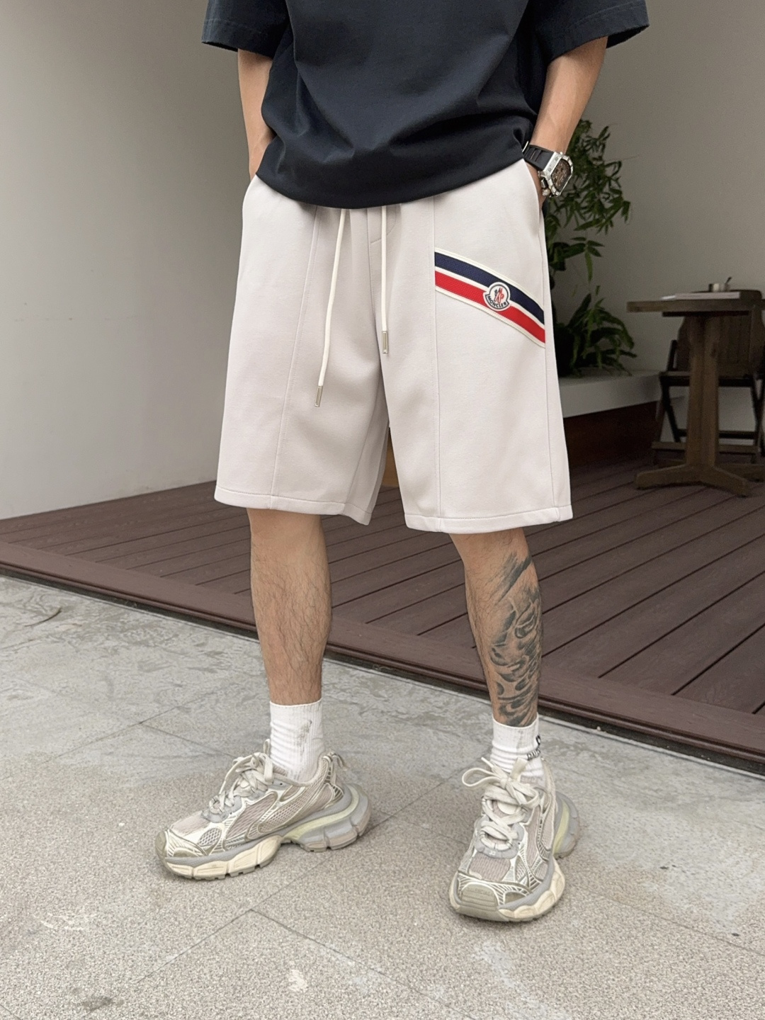 NO:775255,2026 new summer men's casual shorts with complete three-standard muzzle protection, advanced custom-made breathable fabrics, extremely breathable, elastic and comfortable, with impeccable details, top-grade accessories, original logo design concept, delicate and soft feel!  The upper body fit is awesome!  Sizes M-XXXL, please state your height and weight when ordering,,Moncler,shorts,19860909蒙口三标齐全 2026夏季新款男士休闲短裤,高级定制面料透气面料 透气弹力舒适度极高,细节无可挑剔,顶级辅料配备,原版logo设计理念,手感细腻柔软！上身版型超赞！尺码M-XXXL下单报身高体重,,Moncler,shorts,,Men's clothing