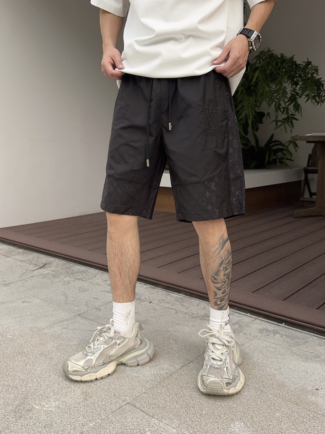 NO:775249,LV three-standard complete 2026 new summer men's casual shorts, advanced custom-made breathable fabrics, extremely breathable, elastic and comfortable, impeccable details, top-grade accessories, original logo design concept, delicate and soft feel!  The upper body fit is awesome!  Sizes M-XXXL, please state your height and weight when ordering,,louis vuitton,shorts,19860909LV三标齐全 2026夏季新款男士休闲短裤,高级定制面料透气面料 透气弹力舒适度极高,细节无可挑剔,顶级辅料配备,原版logo设计理念,手感细腻柔软！上身版型超赞！尺码M-XXXL下单报身高体重,,louis vuitton,shorts,,Men's clothing