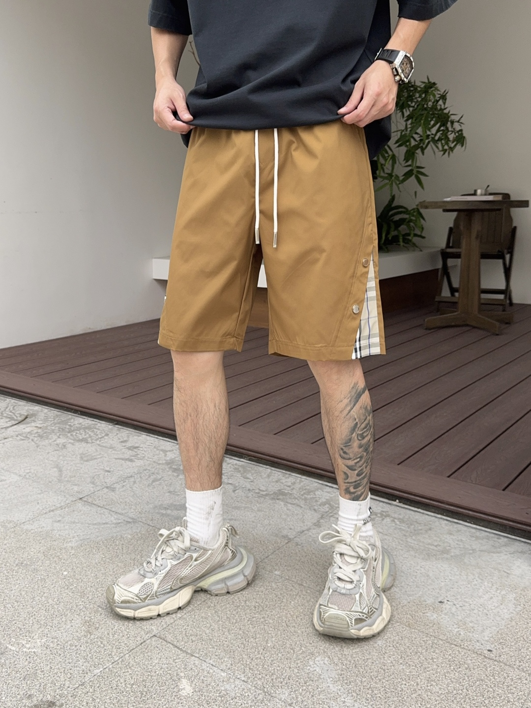 NO:775243,Burberry's 2026 new summer men's casual shorts with three complete standards, advanced custom-made breathable fabrics, extremely breathable, elastic and comfortable, impeccable details, top-grade accessories, original logo design concept, delicate and soft feel!  The upper body fit is awesome!  Sizes M-XXXL, please state your height and weight when ordering, burberry, shorts,19860909巴宝莉三标齐全 2026夏季新款男士休闲短裤,高级定制面料透气面料 透气弹力舒适度极高,细节无可挑剔,顶级辅料配备,原版logo设计理念,手感细腻柔软！上身版型超赞！尺码M-XXXL下单报身高体重,,burberry,shorts,,Men's clothing