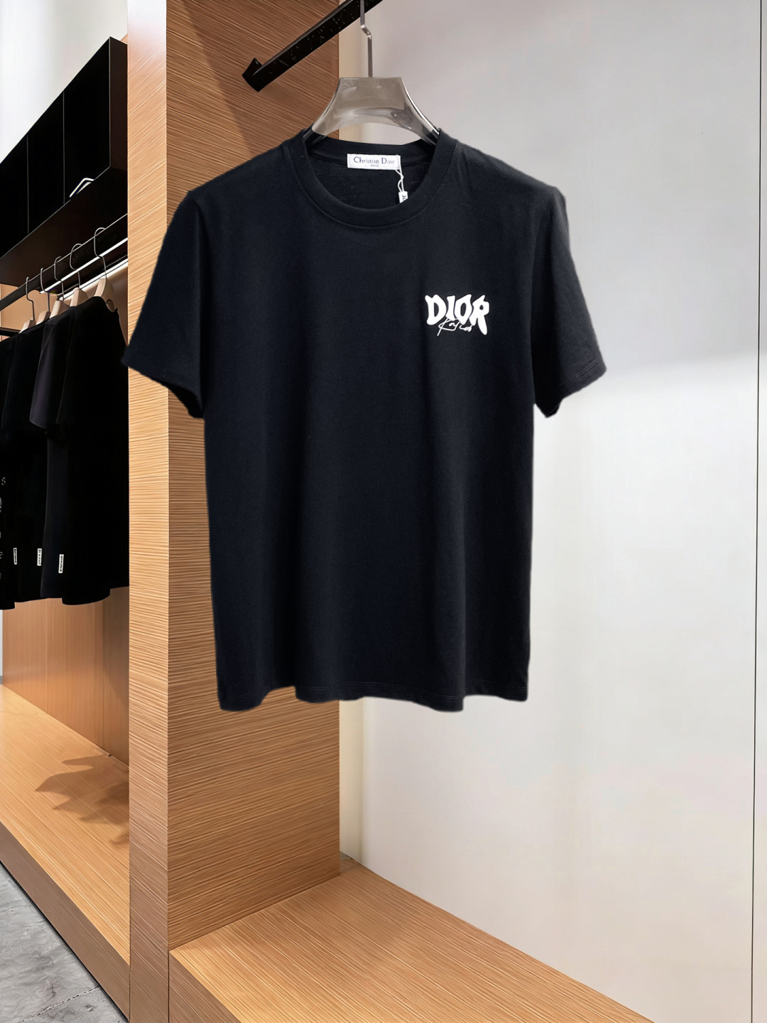 NO:777653,Dior has all three labels. The latest 2026 summer short-sleeved short sleeves are available at the counter. Original goods, fashionable imported original technical fabrics, comfortable and breathable upper body, original customized hardware accessories, handsome and stylish upper body, complete with three labels, recommended model, very high grade, purchasing code number L-4XL, maximum wearing capacity is 195 catties, dior, T-shirt,19860909迪奥三标齐全. 2026夏季新款最新品短袖,专柜同步有售,原单狠货,时尚进口原版科技面料,上身舒适透气,原版定制五金辅料,上身帅气有型,三标齐全,推荐款,档次极高,代购级码数L-4XL,最大穿195斤,,dior,T-shirt,,Men's clothing