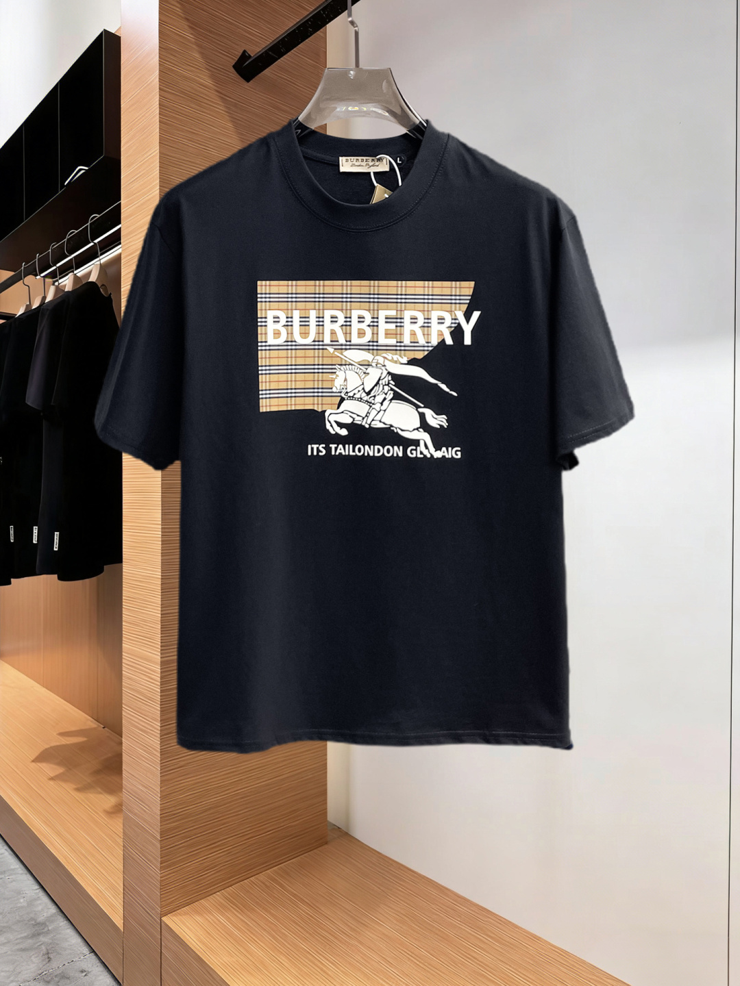 NO:777647,Burberry has all three labels. The latest 2026 summer short-sleeved short sleeves are available at the counter. Original goods, fashionable imported original technical fabrics, comfortable and breathable upper body, original customized hardware accessories, handsome and stylish upper body, complete with three labels, recommended style, extremely high grade, purchasing code number L-4XL, maximum wearing capacity is 195 catties,, burberry, T-shirt,19860909巴宝莉三标齐全. 2026夏季新款最新品短袖,专柜同步有售,原单狠货,时尚进口原版科技面料,上身舒适透气,原版定制五金辅料,上身帅气有型,三标齐全,推荐款,档次极高,代购级码数L-4XL,最大穿195斤,,burberry,T-shirt,,Men's clothing