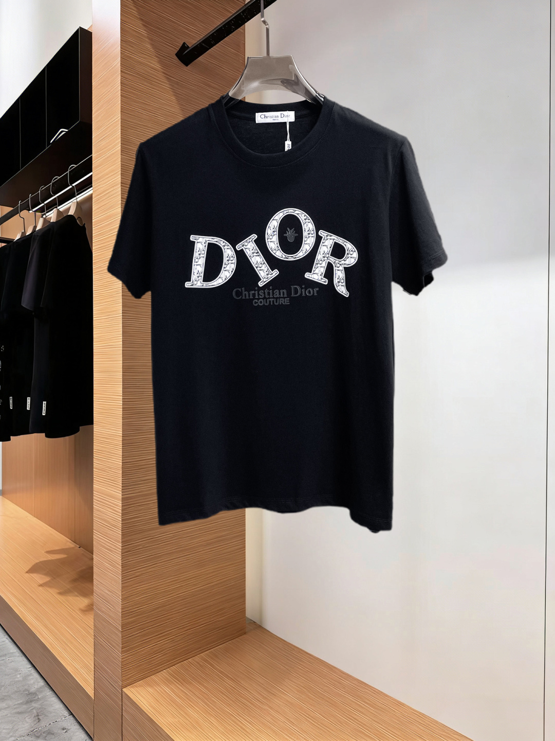 NO:777643,Dior has all three labels. The latest 2026 summer short-sleeved short sleeves are available at the counter. Original goods, fashionable imported original technical fabrics, comfortable and breathable upper body, original customized hardware accessories, handsome and stylish upper body, complete with three labels, recommended model, very high grade, purchasing code number L-4XL, maximum wearing capacity is 195 catties, dior, T-shirt,19860909迪奥三标齐全. 2026夏季新款最新品短袖,专柜同步有售,原单狠货,时尚进口原版科技面料,上身舒适透气,原版定制五金辅料,上身帅气有型,三标齐全,推荐款,档次极高,代购级码数L-4XL,最大穿195斤,,dior,T-shirt,,Men's clothing