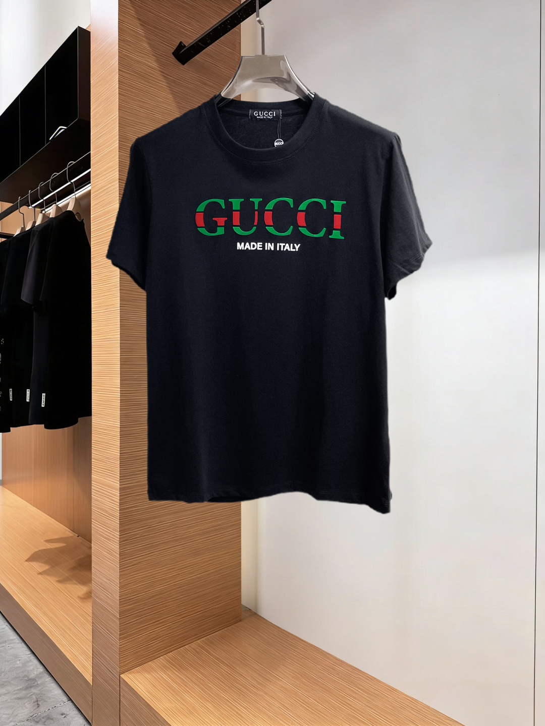 NO:777635,Gucci has all three labels. The latest 2026 summer short-sleeved short sleeves are available at the counter. The original order is very good. Fashionable original imported technical fabrics. The upper body is comfortable and breathable. Original customized hardware accessories. The upper body is handsome and stylish. All three labels are complete. Recommended model. The grade is very high. The purchasing code number is L-4XL. The maximum wearing capacity is 195 catties., gucci, T-shirt,19860909古驰三标齐全. 2026夏季新款最新品短袖,专柜同步有售,原单狠货,时尚进口原版科技面料,上身舒适透气,原版定制五金辅料,上身帅气有型,三标齐全,推荐款,档次极高,代购级码数L-4XL,最大穿195斤,,gucci,T-shirt,,Men's clothing