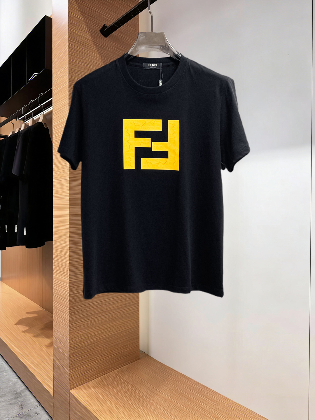 NO:777628,Fendi has all three labels. The latest 2026 summer short-sleeved short sleeves are available at the counter. The original order is very good. Fashionable imported original technical fabrics. The upper body is comfortable and breathable. Original customized hardware accessories. The upper body is handsome and stylish. All three labels are complete. Recommended model. Very high grade. Purchasing code number is L-4XL. Maximum wear is 195 pounds. Fendi, T-shirt.19860909芬迪三标齐全. 2026夏季新款最新品短袖,专柜同步有售,原单狠货,时尚进口原版科技面料,上身舒适透气,原版定制五金辅料,上身帅气有型,三标齐全,推荐款,档次极高,代购级码数L-4XL,最大穿195斤,,fendi,T-shirt,,Men's clothing