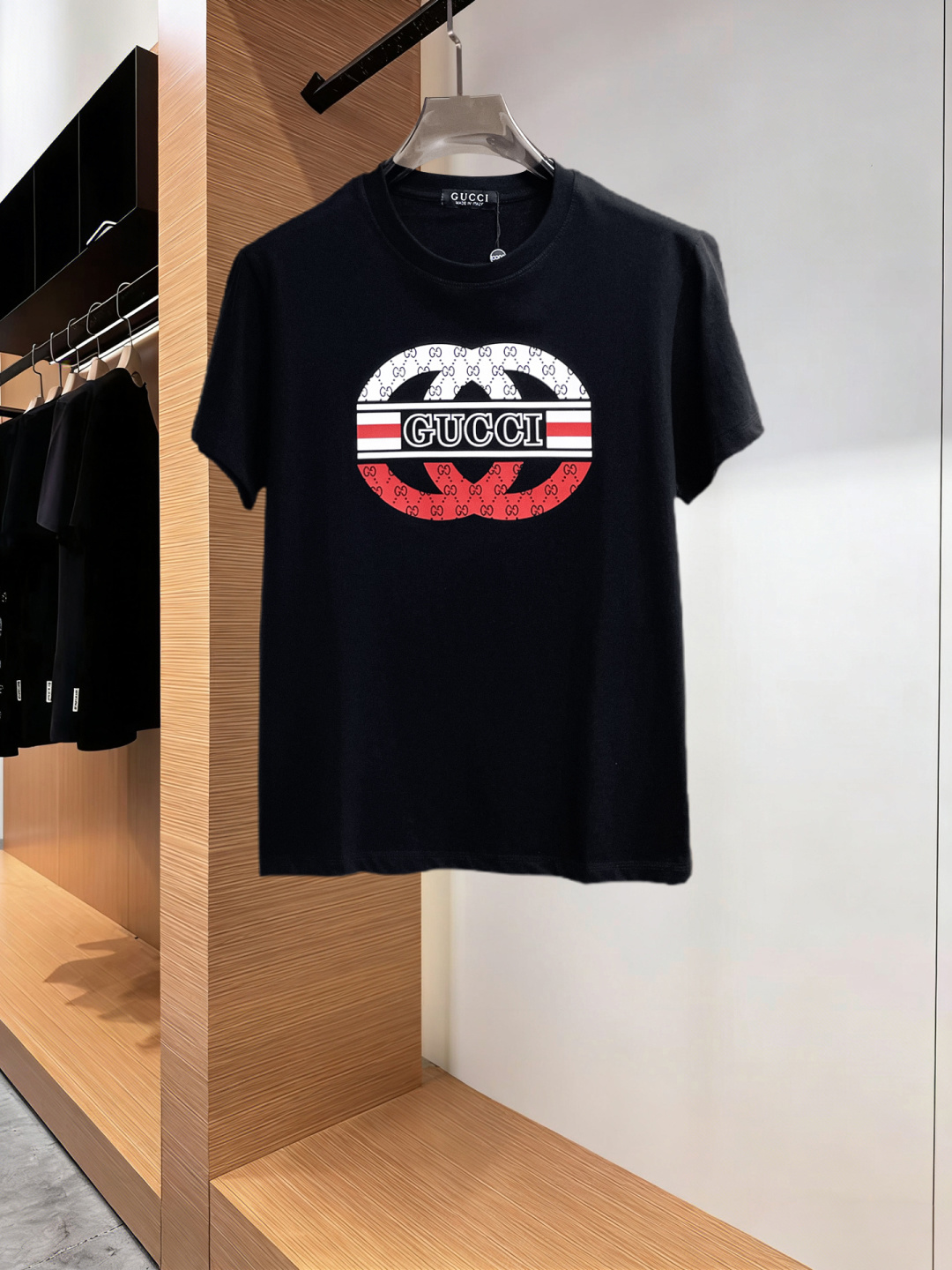 NO:777623,Gucci has all three labels. The latest 2026 summer short-sleeved short sleeves are available at the counter. The original order is very good. Fashionable original imported technical fabrics. The upper body is comfortable and breathable. Original customized hardware accessories. The upper body is handsome and stylish. All three labels are complete. Recommended model. The grade is very high. The purchasing code number is L-4XL. The maximum wearing capacity is 195 catties., gucci, T-shirt,19860909古驰三标齐全. 2026夏季新款最新品短袖,专柜同步有售,原单狠货,时尚进口原版科技面料,上身舒适透气,原版定制五金辅料,上身帅气有型,三标齐全,推荐款,档次极高,代购级码数L-4XL,最大穿195斤,,gucci,T-shirt,,Men's clothing