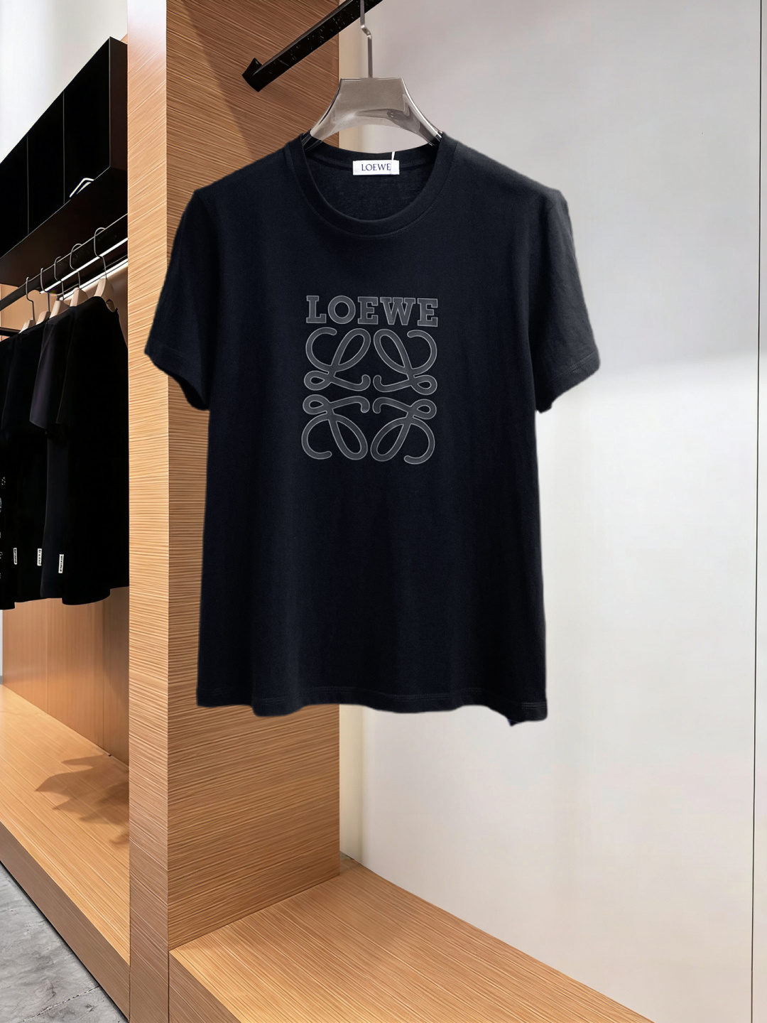 NO:777619,Loewe has all three labels. The latest 2026 summer short-sleeved short sleeves are available at the counter. The original order is very good. Fashionable imported original technical fabrics. The upper body is comfortable and breathable. The original customized hardware accessories. The upper body is handsome and stylish. The three labels are complete. Recommended model. The grade is very high. The purchasing code number is L-4XL. The maximum wearing capacity is 195 pounds. Loewe, T-shirt.19860909罗意威三标齐全. 2026夏季新款最新品短袖,专柜同步有售,原单狠货,时尚进口原版科技面料,上身舒适透气,原版定制五金辅料,上身帅气有型,三标齐全,推荐款,档次极高,代购级码数L-4XL,最大穿195斤,,loewe,T-shirt,,Men's clothing