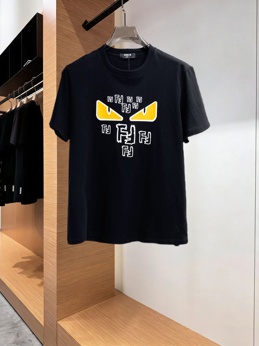 NO:777615,Fendi has all three labels. The latest 2026 summer short-sleeved short sleeves are available at the counter. The original order is very good. Fashionable imported original technical fabrics. The upper body is comfortable and breathable. Original customized hardware accessories. The upper body is handsome and stylish. All three labels are complete. Recommended model. Very high grade. Purchasing code number is L-4XL. Maximum wear is 195 pounds. Fendi, T-shirt.19860909芬迪三标齐全. 2026夏季新款最新品短袖,专柜同步有售,原单狠货,时尚进口原版科技面料,上身舒适透气,原版定制五金辅料,上身帅气有型,三标齐全,推荐款,档次极高,代购级码数L-4XL,最大穿195斤,,fendi,T-shirt,,Men's clothing