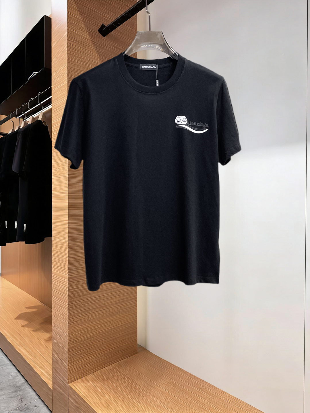 NO:777607,Balenciaga has all three standards. The latest 2026 summer short-sleeves are available at the counter. The original order is very good. Fashionable original imported technical fabrics. The upper body is comfortable and breathable. The original customized hardware accessories. The upper body is handsome and stylish. The three standards are complete. Recommended model. The grade is very high. The purchasing code number is L-4XL. The maximum wearing capacity is 195 catties., balenciaga, T-shirt,19860909巴黎世家三标齐全. 2026夏季新款最新品短袖,专柜同步有售,原单狠货,时尚进口原版科技面料,上身舒适透气,原版定制五金辅料,上身帅气有型,三标齐全,推荐款,档次极高,代购级码数L-4XL,最大穿195斤,,balenciaga,T-shirt,,Men's clothing