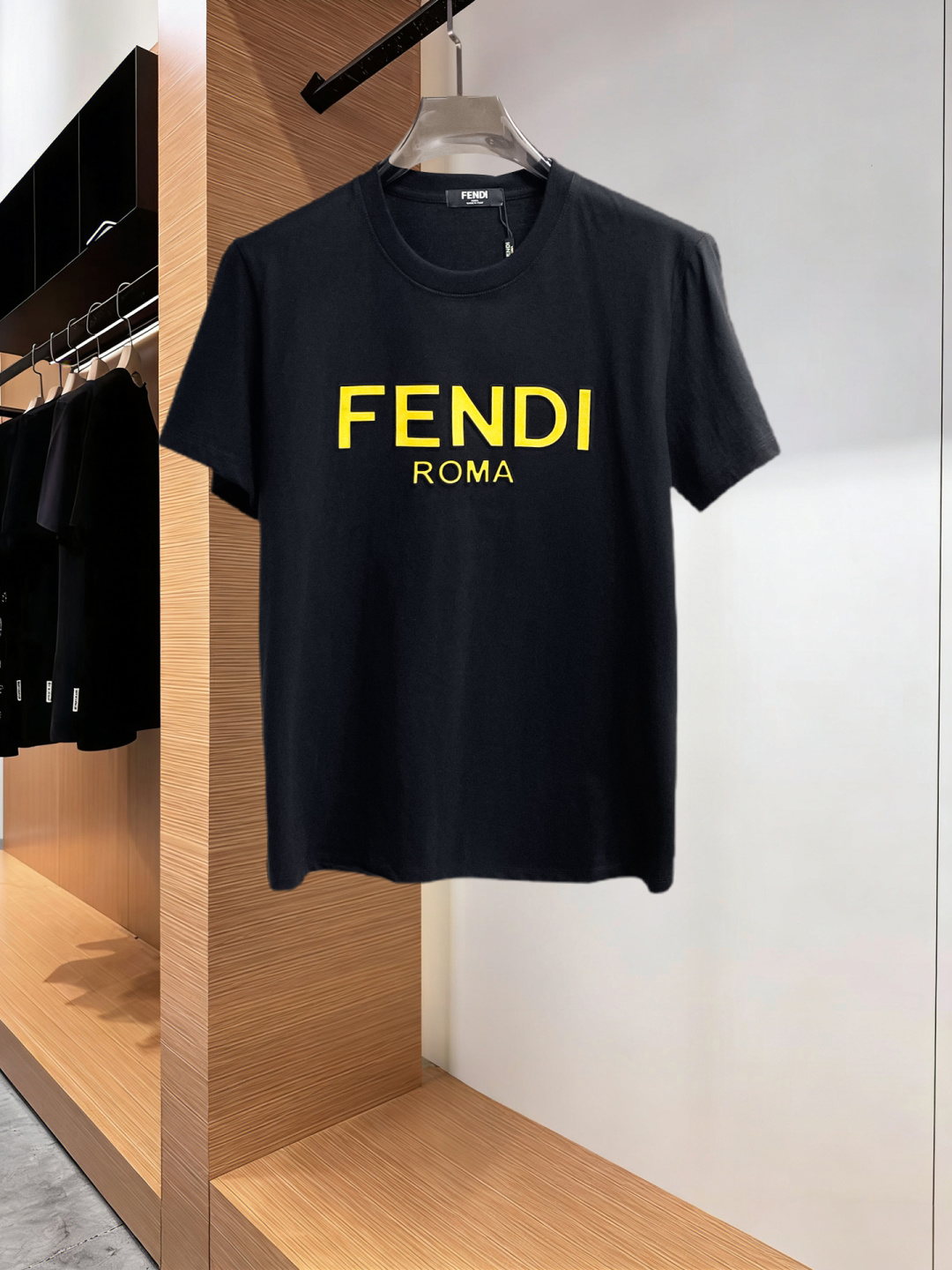 NO:777642,Fendi has all three labels. The latest 2026 summer short-sleeved short sleeves are available at the counter. The original order is very good. Fashionable imported original technical fabrics. The upper body is comfortable and breathable. Original customized hardware accessories. The upper body is handsome and stylish. All three labels are complete. Recommended model. Very high grade. Purchasing code number is L-4XL. Maximum wear is 195 pounds. Fendi, T-shirt.19860909芬迪三标齐全. 2026夏季新款最新品短袖,专柜同步有售,原单狠货,时尚进口原版科技面料,上身舒适透气,原版定制五金辅料,上身帅气有型,三标齐全,推荐款,档次极高,代购级码数L-4XL,最大穿195斤,,fendi,T-shirt,,Men's clothing