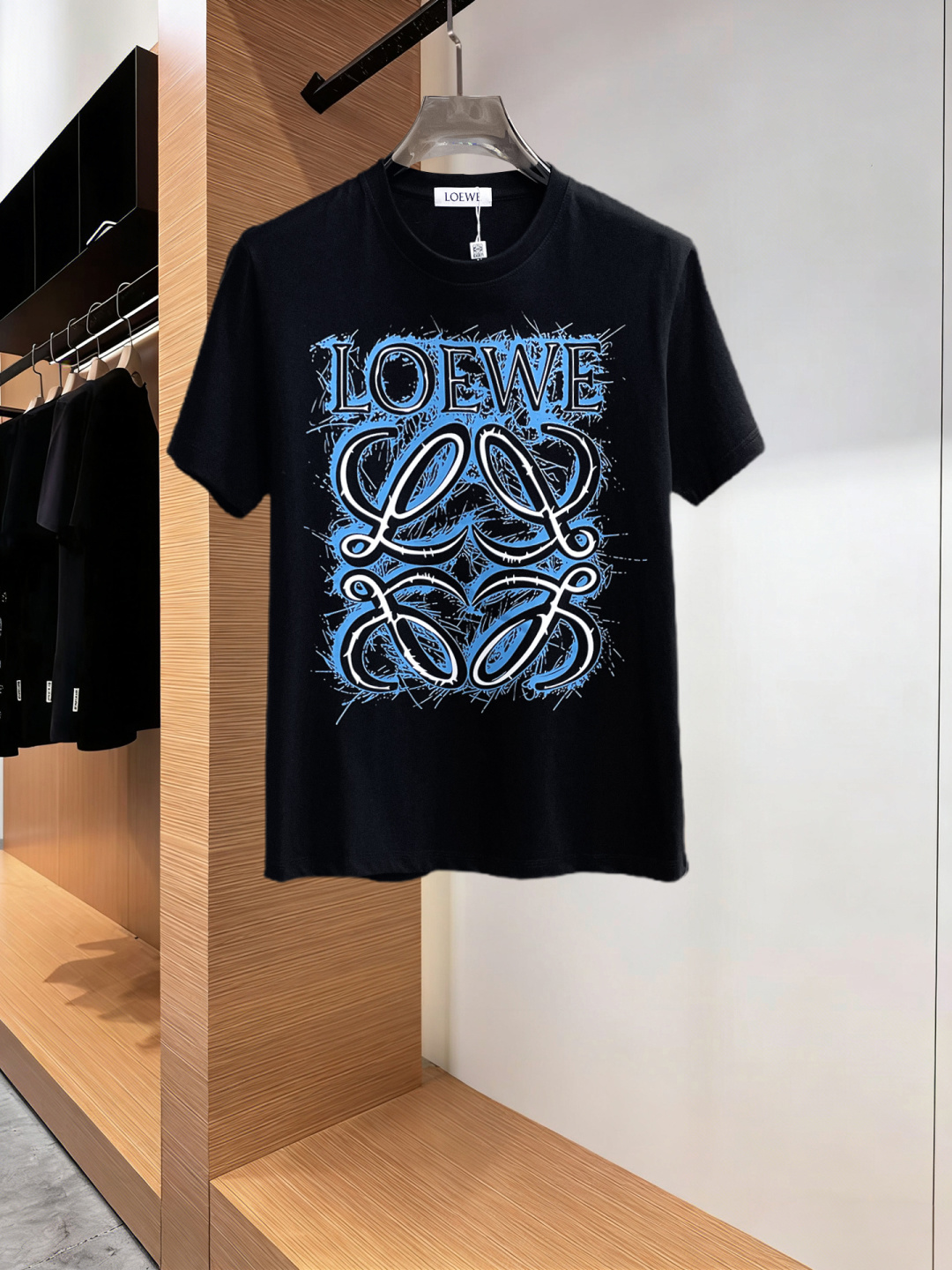 NO:777638,Loewe has all three labels. The latest 2026 summer short-sleeved short sleeves are available at the counter. The original order is very good. Fashionable imported original technical fabrics. The upper body is comfortable and breathable. The original customized hardware accessories. The upper body is handsome and stylish. The three labels are complete. Recommended model. The grade is very high. The purchasing code number is L-4XL. The maximum wearing capacity is 195 pounds. Loewe, T-shirt.19860909罗意威三标齐全. 2026夏季新款最新品短袖,专柜同步有售,原单狠货,时尚进口原版科技面料,上身舒适透气,原版定制五金辅料,上身帅气有型,三标齐全,推荐款,档次极高,代购级码数L-4XL,最大穿195斤,,loewe,T-shirt,,Men's clothing