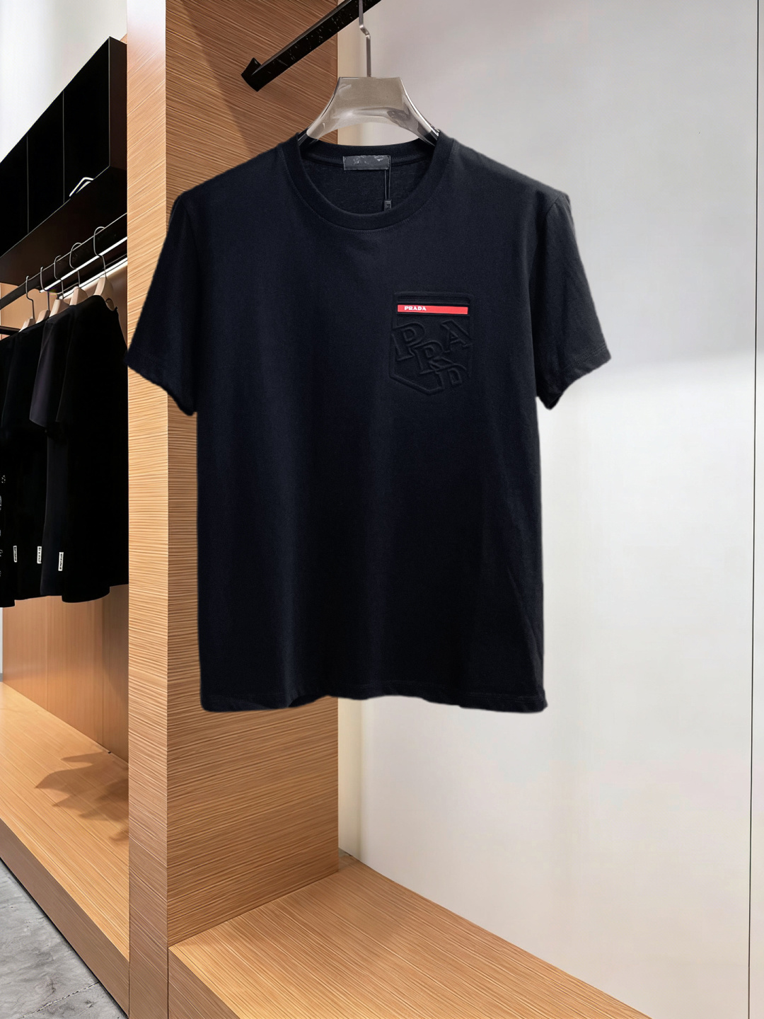 NO:777634,Prada has all three standards. The latest 2026 summer short-sleeved short sleeves are available at the counter. Original goods, fashionable imported original technical fabrics, comfortable and breathable upper body, original customized hardware accessories, handsome and stylish upper body, complete with three standards, recommended style, extremely high grade, purchasing code number L-4XL, maximum wearing capacity is 195 catties,, prada, T-shirt,19860909普拉达三标齐全. 2026夏季新款最新品短袖,专柜同步有售,原单狠货,时尚进口原版科技面料,上身舒适透气,原版定制五金辅料,上身帅气有型,三标齐全,推荐款,档次极高,代购级码数L-4XL,最大穿195斤,,prada,T-shirt,,Men's clothing
