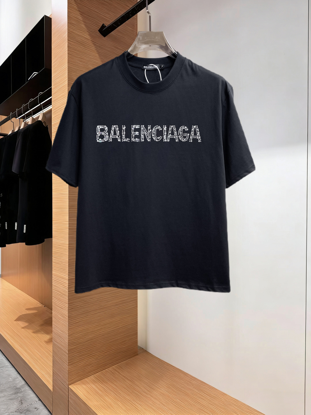 NO:777626,Balenciaga has all three standards. The latest 2026 summer short-sleeves are available at the counter. The original order is very good. Fashionable original imported technical fabrics. The upper body is comfortable and breathable. The original customized hardware accessories. The upper body is handsome and stylish. The three standards are complete. Recommended model. The grade is very high. The purchasing code number is L-4XL. The maximum wearing capacity is 195 catties., balenciaga, T-shirt,19860909巴黎世家三标齐全. 2026夏季新款最新品短袖,专柜同步有售,原单狠货,时尚进口原版科技面料,上身舒适透气,原版定制五金辅料,上身帅气有型,三标齐全,推荐款,档次极高,代购级码数L-4XL,最大穿195斤,,balenciaga,T-shirt,,Men's clothing