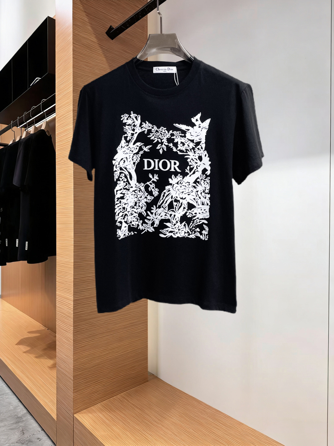 NO:777610,Dior has all three labels. The latest 2026 summer short-sleeved short sleeves are available at the counter. Original goods, fashionable imported original technical fabrics, comfortable and breathable upper body, original customized hardware accessories, handsome and stylish upper body, complete with three labels, recommended model, very high grade, purchasing code number L-4XL, maximum wearing capacity is 195 catties, dior, T-shirt,19860909迪奥三标齐全. 2026夏季新款最新品短袖,专柜同步有售,原单狠货,时尚进口原版科技面料,上身舒适透气,原版定制五金辅料,上身帅气有型,三标齐全,推荐款,档次极高,代购级码数L-4XL,最大穿195斤,,dior,T-shirt,,Men's clothing