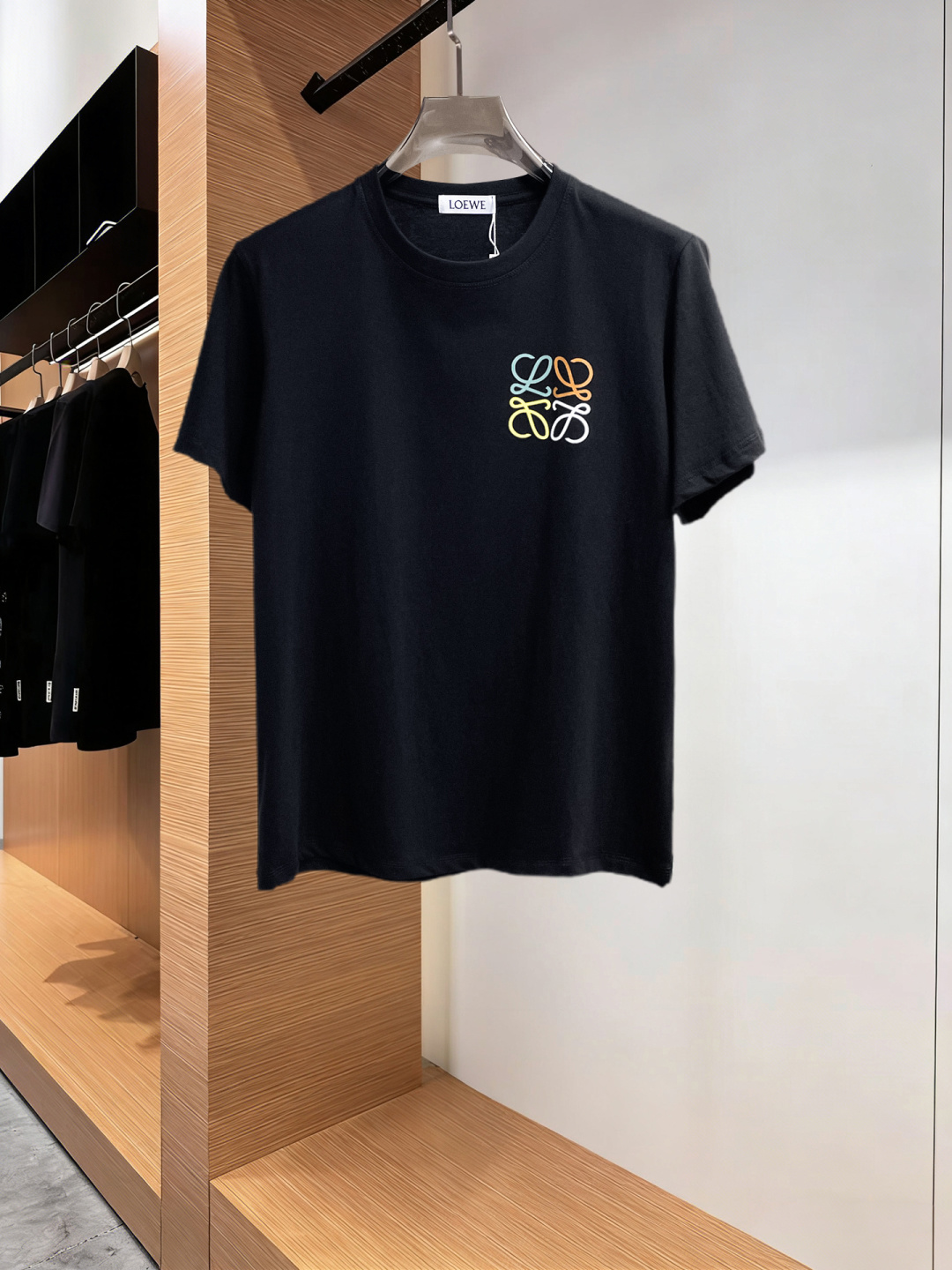 NO:777603,Loewe has all three labels. The latest 2026 summer short-sleeved short sleeves are available at the counter. The original order is very good. Fashionable imported original technical fabrics. The upper body is comfortable and breathable. The original customized hardware accessories. The upper body is handsome and stylish. The three labels are complete. Recommended model. The grade is very high. The purchasing code number is L-4XL. The maximum wearing capacity is 195 pounds. Loewe, T-shirt.19860909罗意威三标齐全. 2026夏季新款最新品短袖,专柜同步有售,原单狠货,时尚进口原版科技面料,上身舒适透气,原版定制五金辅料,上身帅气有型,三标齐全,推荐款,档次极高,代购级码数L-4XL,最大穿195斤,,loewe,T-shirt,,Men's clothing
