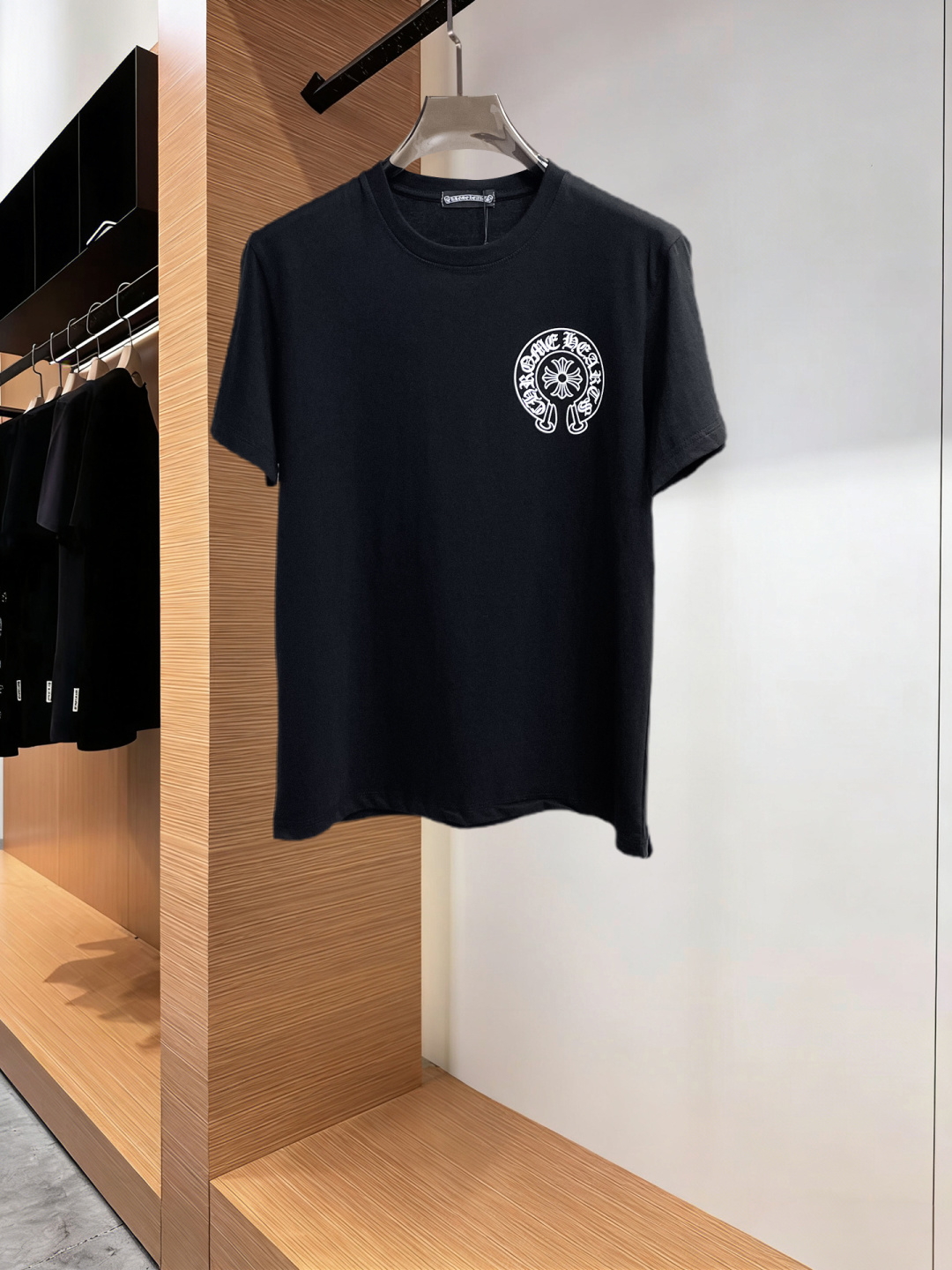 NO:777567,Chrome hearts are complete with three standards. The latest 2026 summer short-sleeves, available at counters, original goods, stylish imported original technical fabrics, comfortable and breathable upper body, original customized hardware accessories, handsome and stylish upper body, complete with three standards, recommended model, extremely high grade, purchasing code number L-4XL, maximum wearing capacity is 195 catties,, chrome hearts, T-shirt,19860909克罗心 三标齐全. 2026夏季新款最新品短袖,专柜同步有售,原单狠货,时尚进口原版科技面料,上身舒适透气,原版定制五金辅料,上身帅气有型,三标齐全,推荐款,档次极高,代购级码数L-4XL,最大穿195斤,,chrome hearts,T-shirt,,Men's clothing