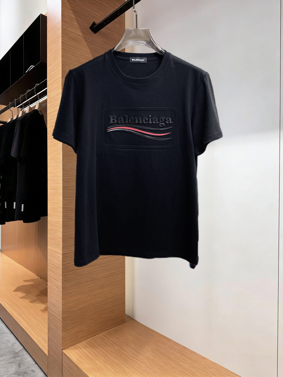 NO:777555,Balenciaga has all three standards. The latest 2026 summer short-sleeves are available at the counter. The original order is very good. Fashionable original imported technical fabrics. The upper body is comfortable and breathable. The original customized hardware accessories. The upper body is handsome and stylish. The three standards are complete. Recommended model. The grade is very high. The purchasing code number is L-4XL. The maximum wearing capacity is 195 catties., balenciaga, T-shirt,19860909巴黎世家三标齐全. 2026夏季新款最新品短袖,专柜同步有售,原单狠货,时尚进口原版科技面料,上身舒适透气,原版定制五金辅料,上身帅气有型,三标齐全,推荐款,档次极高,代购级码数L-4XL,最大穿195斤,,balenciaga,T-shirt,,Men's clothing
