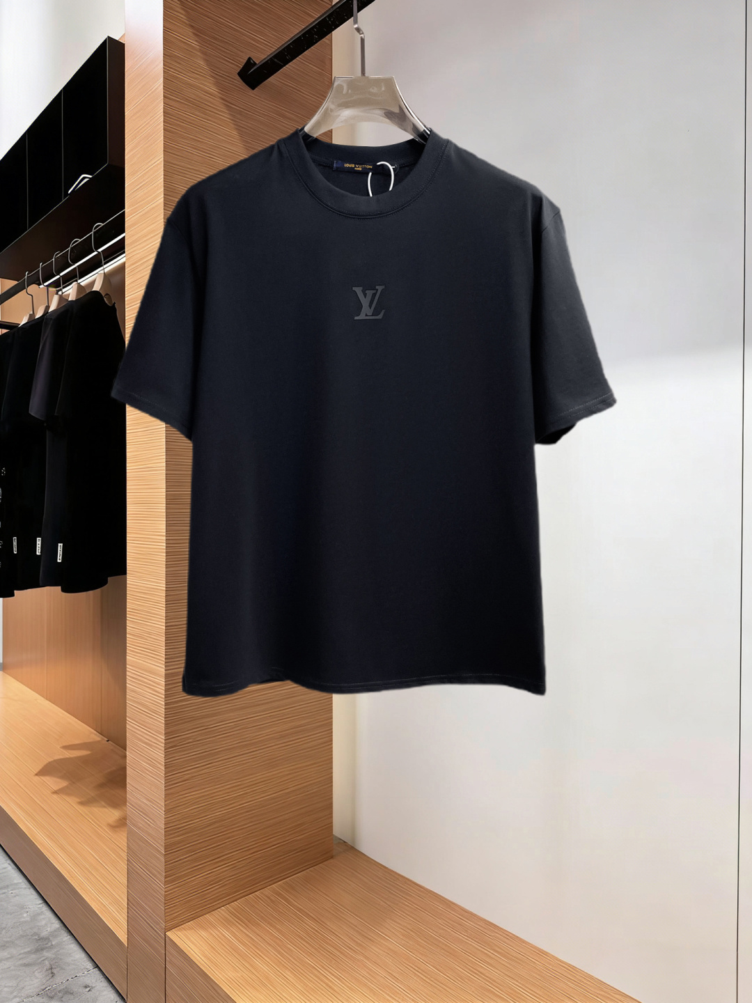 NO:777549,LV three labels are complete. 2026 summer new latest short-sleeved products, available at counters simultaneously, original goods, stylish imported original technical fabrics, comfortable and breathable upper body, original customized hardware accessories, handsome and stylish upper body, complete three labels, recommended style, extremely high grade, purchasing code number L-4XL, maximum wearing capacity is 195 catties, louis vuitton, T-shirt,19860909LV三标齐全. 2026夏季新款最新品短袖,专柜同步有售,原单狠货,时尚进口原版科技面料,上身舒适透气,原版定制五金辅料,上身帅气有型,三标齐全,推荐款,档次极高,代购级码数L-4XL,最大穿195斤,,louis vuitton,T-shirt,,Men's clothing