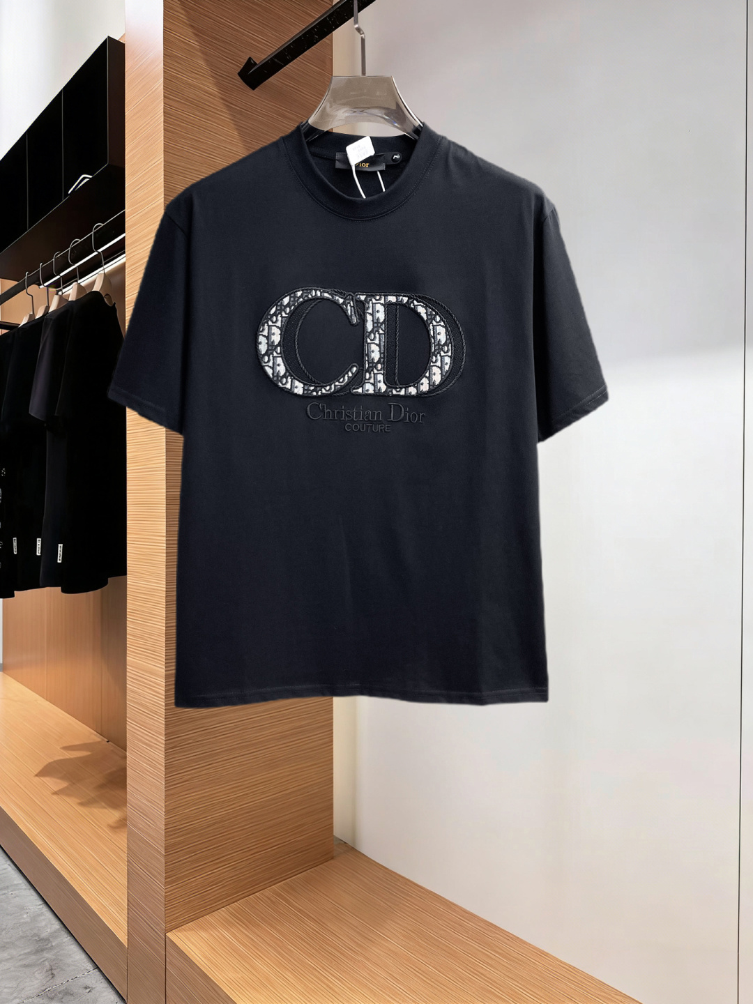 NO:777602,Dior has all three labels. The latest 2026 summer short-sleeved short sleeves are available at the counter. Original goods, fashionable imported original technical fabrics, comfortable and breathable upper body, original customized hardware accessories, handsome and stylish upper body, complete with three labels, recommended model, very high grade, purchasing code number L-4XL, maximum wearing capacity is 195 catties, dior, T-shirt,19860909迪奥三标齐全. 2026夏季新款最新品短袖,专柜同步有售,原单狠货,时尚进口原版科技面料,上身舒适透气,原版定制五金辅料,上身帅气有型,三标齐全,推荐款,档次极高,代购级码数L-4XL,最大穿195斤,,dior,T-shirt,,Men's clothing