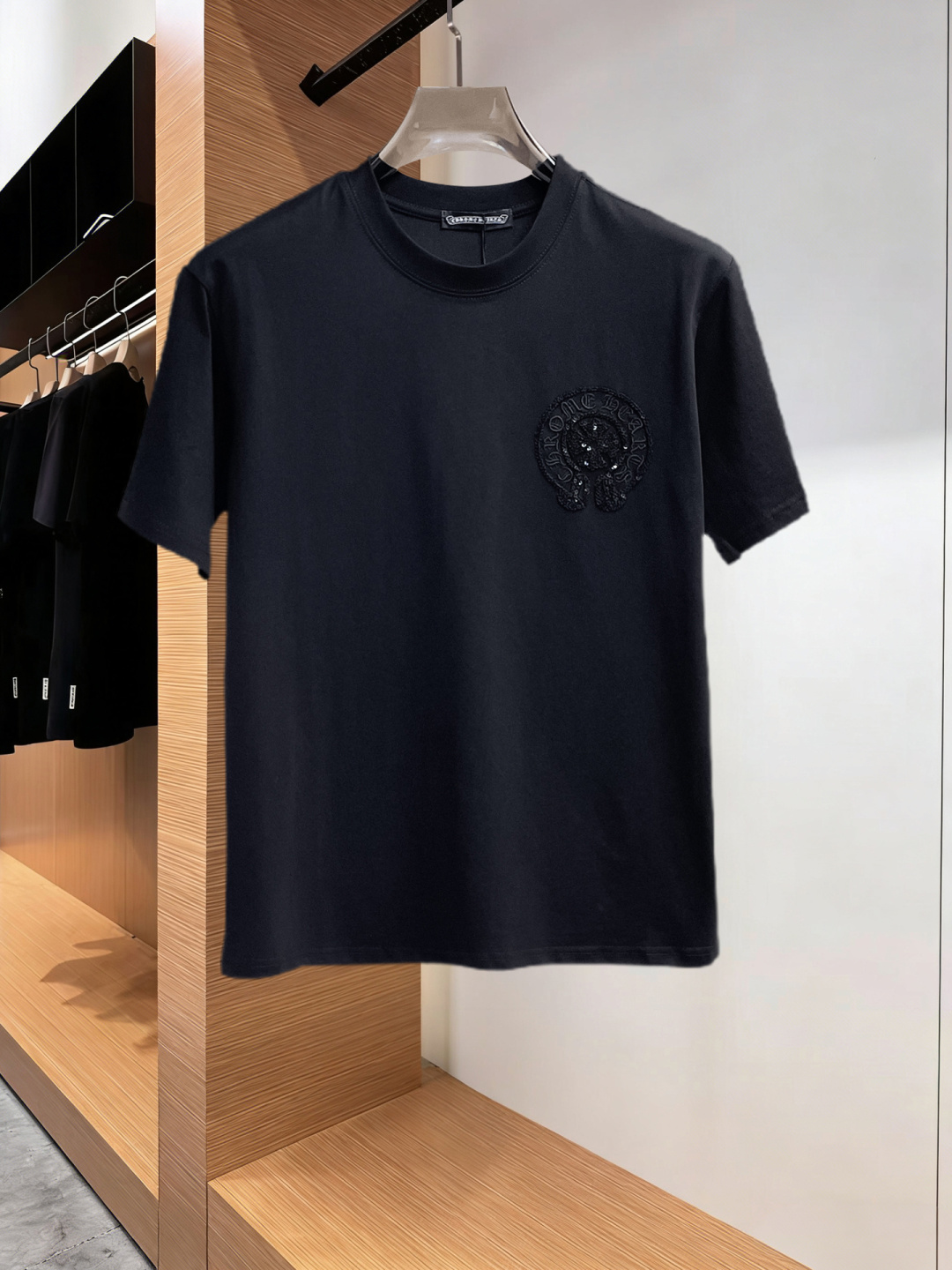 NO:777584,Chrome hearts are complete with three standards. The latest 2026 summer short-sleeves, available at counters simultaneously, original goods, stylish imported original technical fabrics, upper body comfortable and breathable, original customized hardware accessories, handsome and stylish upper body, complete with three standards, recommended style, extremely high grade, purchasing code number L-4XL, maximum wearing capacity is 195 catties,, chrome hearts, T-shirt,19860909克罗心三标齐全. 2026夏季新款最新品短袖,专柜同步有售,原单狠货,时尚进口原版科技面料,上身舒适透气,原版定制五金辅料,上身帅气有型,三标齐全,推荐款,档次极高,代购级码数L-4XL,最大穿195斤,,chrome hearts,T-shirt,,Men's clothing