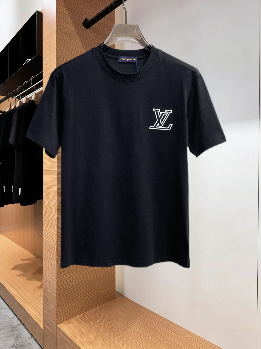 NO:777578,LV three labels are complete. 2026 summer new latest short-sleeved products, available at counters simultaneously, original goods, stylish imported original technical fabrics, comfortable and breathable upper body, original customized hardware accessories, handsome and stylish upper body, complete three labels, recommended style, extremely high grade, purchasing code number L-4XL, maximum wearing capacity is 195 catties, louis vuitton, T-shirt,19860909LV三标齐全. 2026夏季新款最新品短袖,专柜同步有售,原单狠货,时尚进口原版科技面料,上身舒适透气,原版定制五金辅料,上身帅气有型,三标齐全,推荐款,档次极高,代购级码数L-4XL,最大穿195斤,,louis vuitton,T-shirt,,Men's clothing