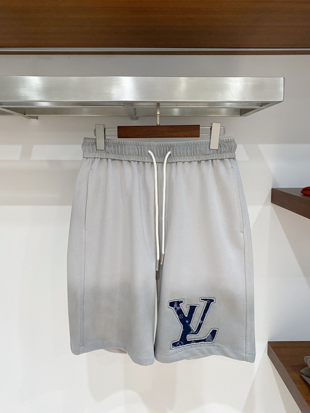 NO:777678,LV three-standard complete 2026 summer new men's casual shorts, advanced custom-made breathable fabrics, extremely breathable, elastic and comfortable, impeccable details, top-grade accessories, original logo design concept, delicate and soft feel!  The upper body fit is awesome!  Sizes M-XXXL, please state your height and weight when ordering,,louis vuitton,shorts,19860909LV 三标齐全 2026夏季新款男士休闲短裤,高级定制面料透气面料 透气弹力舒适度极高,细节无可挑剔,顶级辅料配备,原版logo设计理念,手感细腻柔软！上身版型超赞！尺码M-XXXL下单报身高体重,,louis vuitton,shorts,,Men's clothing