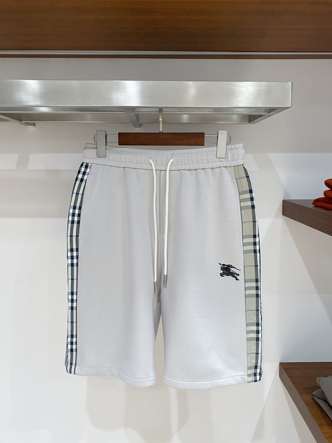 NO:777672,Burberry's three-standard complete 2026 new summer men's casual shorts, advanced custom-made breathable fabrics, extremely breathable, elastic and comfortable, impeccable details, top-grade accessories, original logo design concept, delicate and soft feel!  The upper body fit is awesome!  Sizes M-XXXL, please state your height and weight when ordering, burberry, shorts,19860909巴宝莉 三标齐全 2026夏季新款男士休闲短裤,高级定制面料透气面料 透气弹力舒适度极高,细节无可挑剔,顶级辅料配备,原版logo设计理念,手感细腻柔软！上身版型超赞！尺码M-XXXL下单报身高体重,,burberry,shorts,,Men's clothing