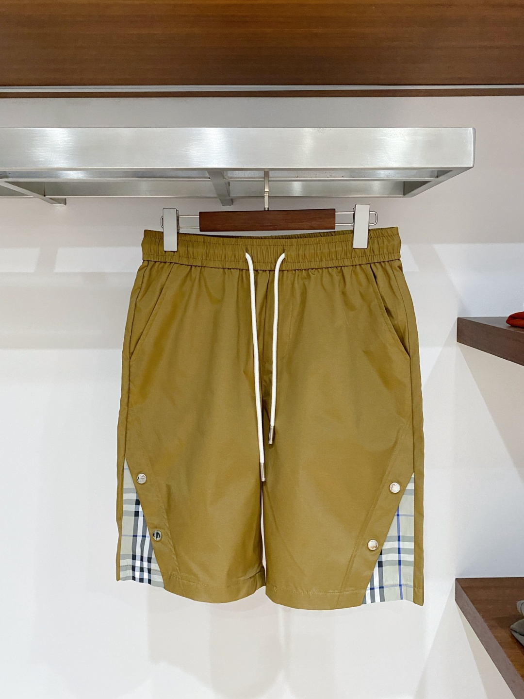 NO:777660,Burberry's three-standard complete 2026 new summer men's casual shorts, advanced custom-made breathable fabrics, extremely breathable, elastic and comfortable, impeccable details, top-grade accessories, original logo design concept, delicate and soft feel!  The upper body fit is awesome!  Sizes M-XXXL, please state your height and weight when ordering, burberry, shorts,19860909巴宝莉 三标齐全 2026夏季新款男士休闲短裤,高级定制面料透气面料 透气弹力舒适度极高,细节无可挑剔,顶级辅料配备,原版logo设计理念,手感细腻柔软！上身版型超赞！尺码M-XXXL下单报身高体重,,burberry,shorts,,Men's clothing