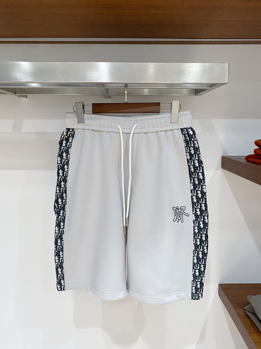 NO:777654,Dior's 2026 new summer men's casual shorts with three complete standards, advanced custom-made breathable fabrics, extremely breathable, elastic and comfortable, impeccable details, top-grade accessories, original logo design concept, delicate and soft feel!  The upper body fit is awesome!  For sizes M-XXXL, please state your height and weight when ordering, dior, shorts,19860909迪奥 三标齐全 2026夏季新款男士休闲短裤,高级定制面料透气面料 透气弹力舒适度极高,细节无可挑剔,顶级辅料配备,原版logo设计理念,手感细腻柔软！上身版型超赞！尺码M-XXXL下单报身高体重,,dior,shorts,,Men's clothing