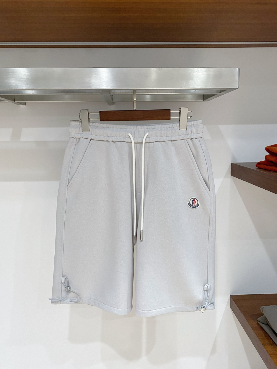 NO:777648,2026 new summer men's casual shorts with complete three-standard muzzle protection, advanced custom-made breathable fabrics, extremely breathable, elastic and comfortable, with impeccable details, top-grade accessories, original logo design concept, delicate and soft feel!  The upper body fit is awesome!  Sizes M-XXXL, please state your height and weight when ordering,,Moncler,shorts,19860909蒙口三标齐全 2026夏季新款男士休闲短裤,高级定制面料透气面料 透气弹力舒适度极高,细节无可挑剔,顶级辅料配备,原版logo设计理念,手感细腻柔软！上身版型超赞！尺码M-XXXL下单报身高体重,,Moncler,shorts,,Men's clothing