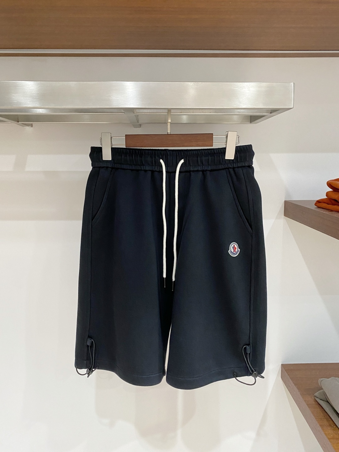 NO:777701,Mouth-mounted, complete with three standards, 2026 new summer men's casual shorts, advanced custom-made breathable fabrics, extremely breathable, elastic and comfortable, with impeccable details, top-grade accessories, original logo design concept, delicate and soft feel!  The upper body fit is awesome!  Sizes M-XXXL, please state your height and weight when ordering,,Moncler,shorts,19860909蒙口 三标齐全 2026夏季新款男士休闲短裤,高级定制面料透气面料 透气弹力舒适度极高,细节无可挑剔,顶级辅料配备,原版logo设计理念,手感细腻柔软！上身版型超赞！尺码M-XXXL下单报身高体重,,Moncler,shorts,,Men's clothing