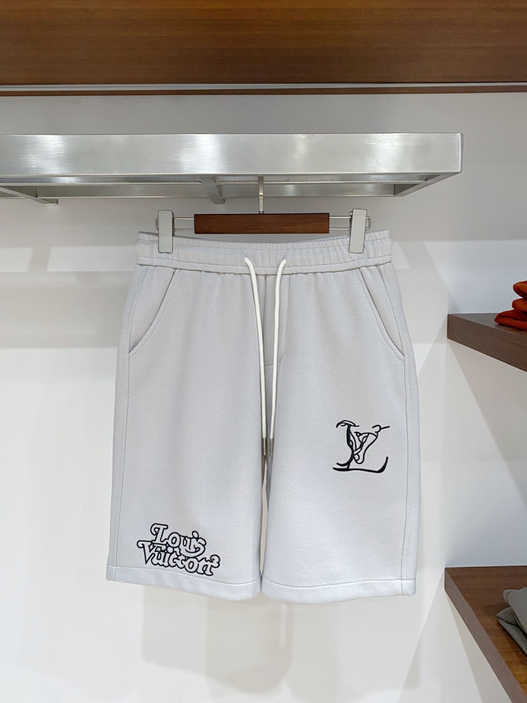 NO:777689,LV three-standard complete 2026 summer new men's casual shorts, advanced custom-made breathable fabrics, extremely breathable, elastic and comfortable, impeccable details, top-grade accessories, original logo design concept, delicate and soft feel!  The upper body fit is awesome!  Sizes M-XXXL, please state your height and weight when ordering,,louis vuitton,shorts,19860909LV 三标齐全 2026夏季新款男士休闲短裤,高级定制面料透气面料 透气弹力舒适度极高,细节无可挑剔,顶级辅料配备,原版logo设计理念,手感细腻柔软！上身版型超赞！尺码M-XXXL下单报身高体重,,louis vuitton,shorts,,Men's clothing