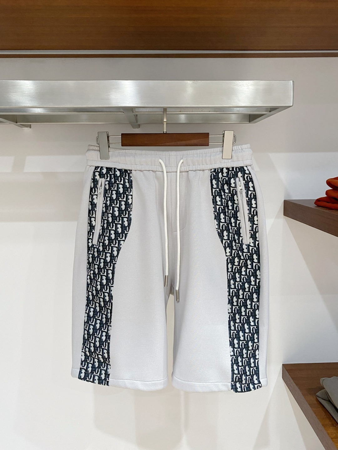 NO:777683,Dior's 2026 new summer men's casual shorts with three complete standards, advanced custom-made breathable fabrics, extremely breathable, elastic and comfortable, impeccable details, top-grade accessories, original logo design concept, delicate and soft feel!  The upper body fit is awesome!  For sizes M-XXXL, please state your height and weight when ordering, dior, shorts,19860909迪奥 三标齐全 2026夏季新款男士休闲短裤,高级定制面料透气面料 透气弹力舒适度极高,细节无可挑剔,顶级辅料配备,原版logo设计理念,手感细腻柔软！上身版型超赞！尺码M-XXXL下单报身高体重,,dior,shorts,,Men's clothing