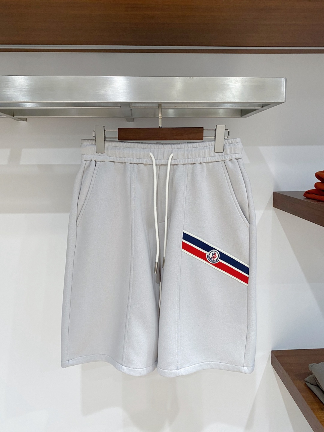NO:777677,Mouth-mounted, complete with three standards, 2026 new summer men's casual shorts, advanced custom-made breathable fabrics, extremely breathable, elastic and comfortable, with impeccable details, top-grade accessories, original logo design concept, delicate and soft feel!  The upper body fit is awesome!  Sizes M-XXXL, please state your height and weight when ordering,,Moncler,shorts,19860909蒙口 三标齐全 2026夏季新款男士休闲短裤,高级定制面料透气面料 透气弹力舒适度极高,细节无可挑剔,顶级辅料配备,原版logo设计理念,手感细腻柔软！上身版型超赞！尺码M-XXXL下单报身高体重,,Moncler,shorts,,Men's clothing