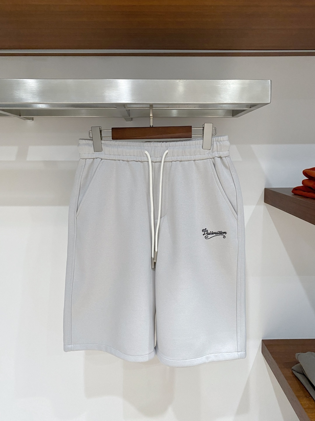 NO:777671,LV three-standard complete 2026 summer new men's casual shorts, advanced custom-made breathable fabrics, extremely breathable, elastic and comfortable, impeccable details, top-grade accessories, original logo design concept, delicate and soft feel!  The upper body fit is awesome!  Sizes M-XXXL, please state your height and weight when ordering,,louis vuitton,shorts,19860909LV 三标齐全 2026夏季新款男士休闲短裤,高级定制面料透气面料 透气弹力舒适度极高,细节无可挑剔,顶级辅料配备,原版logo设计理念,手感细腻柔软！上身版型超赞！尺码M-XXXL下单报身高体重,,louis vuitton,shorts,,Men's clothing
