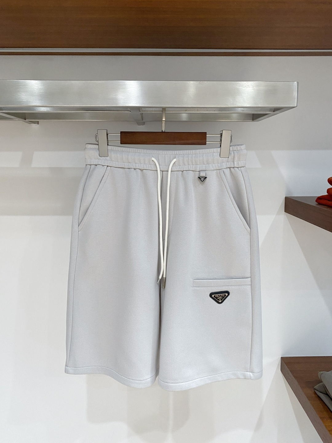 NO:777665,Prada's three-standard complete 2026 new summer men's casual shorts, advanced custom-made breathable fabrics, extremely breathable, elastic and comfortable, impeccable details, top-grade accessories, original logo design concept, delicate and soft feel!  The upper body fit is awesome!  Sizes M-XXXL, please state your height and weight when ordering, prada, shorts,19860909普拉达 三标齐全 2026夏季新款男士休闲短裤,高级定制面料透气面料 透气弹力舒适度极高,细节无可挑剔,顶级辅料配备,原版logo设计理念,手感细腻柔软！上身版型超赞！尺码M-XXXL下单报身高体重,,prada,shorts,,Men's clothing