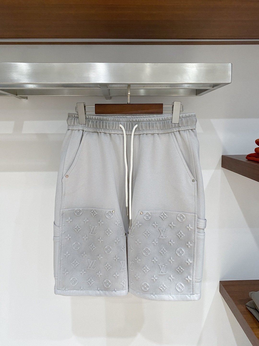 NO:777659,LV three-standard complete 2026 summer new men's casual shorts, advanced custom-made breathable fabrics, extremely breathable, elastic and comfortable, impeccable details, top-grade accessories, original logo design concept, delicate and soft feel!  The upper body fit is awesome!  Sizes M-XXXL, please state your height and weight when ordering,,louis vuitton,shorts,19860909LV 三标齐全 2026夏季新款男士休闲短裤,高级定制面料透气面料 透气弹力舒适度极高,细节无可挑剔,顶级辅料配备,原版logo设计理念,手感细腻柔软！上身版型超赞！尺码M-XXXL下单报身高体重,,louis vuitton,shorts,,Men's clothing