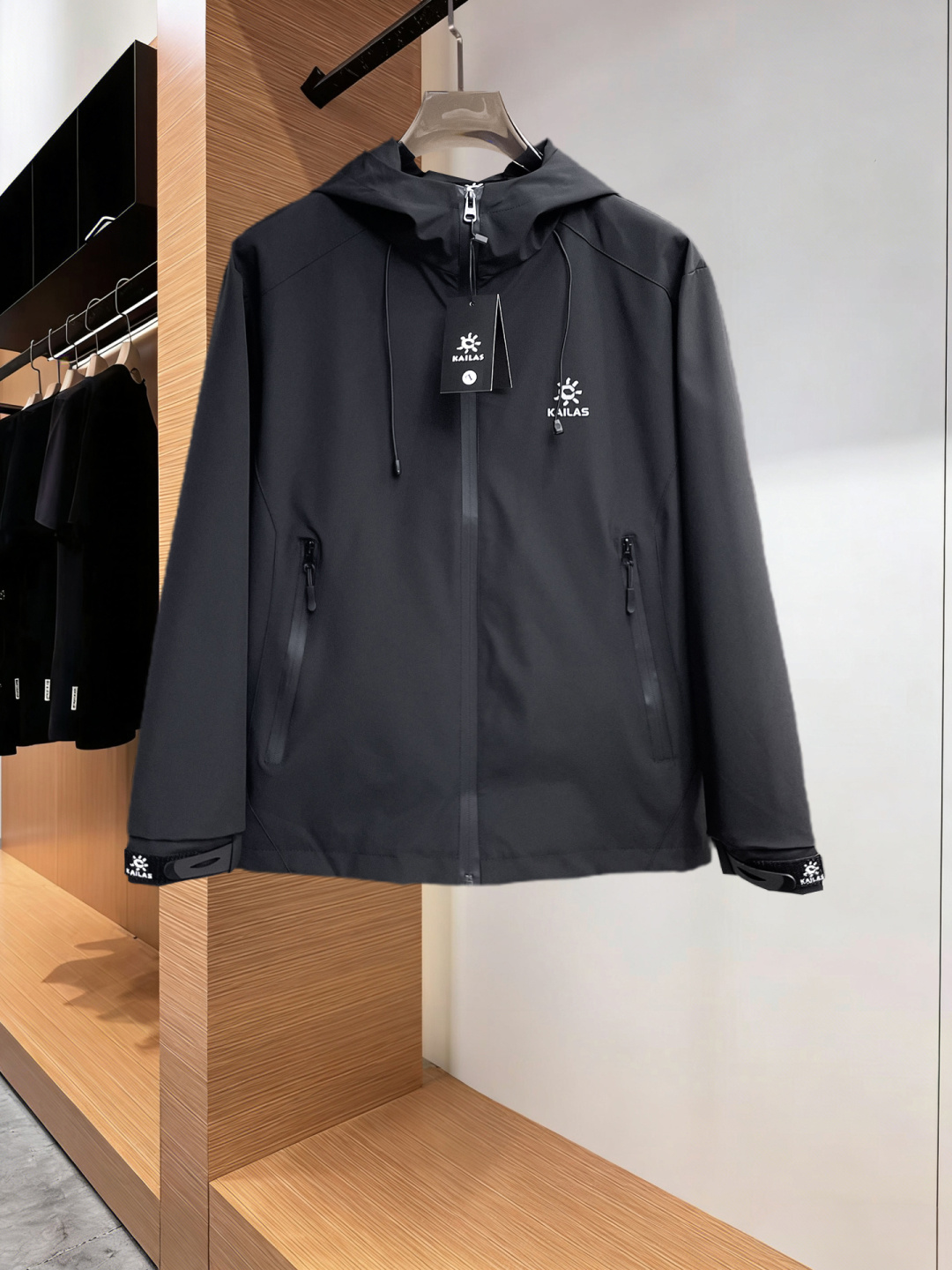 NO:830442,The same style as the official website of Kailer Stone, 2026ss spring new men's jacket, original single, three-standard complete high-end version!  , counter-customized fabrics with high breathability and comfort, impeccable details, brand element design concept, reflecting high quality. It feels delicate and soft!  It presents a casual cut and the upper body shape is awesome!  Size L～4XL, maximum wearing capacity is 195 catties.,,jackets & coats,jackets & coats,19860909凯乐石 官网同款, 2026ss开春新款男士夹克外套,原单三标齐全高端版本！,专柜定制面料 透气舒适度高,细节无可挑剔,品牌元素设计理念,体现高品质.手感细腻柔软！呈现休闲裁剪,上身版型超赞！码数L～4XL,最大穿195斤.,,jackets & coats,jackets & coats,,Men's clothing