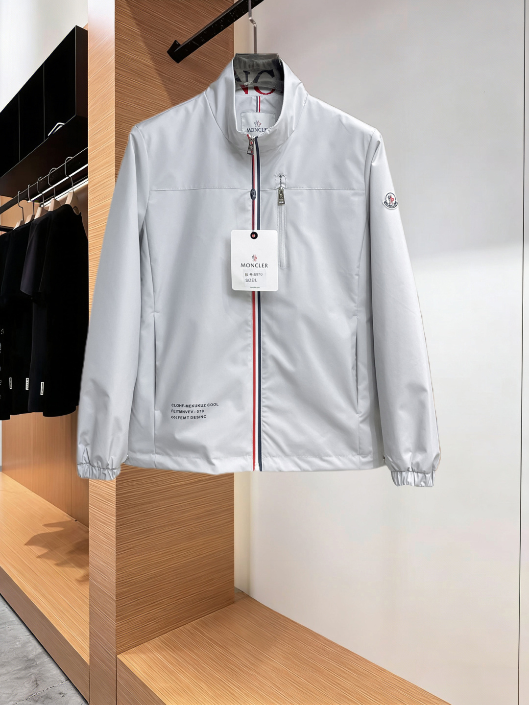 NO:830431,Same style as Mengkou official website, on sale in advance!  2026ss new spring men's jackets, original high-end version with three standards!  , counter-customized fabrics with high breathability and comfort, impeccable details, brand element design concept, reflecting high quality. It feels delicate and soft!  It presents a casual cut and the upper body shape is awesome!  Size L～4XL, maximum wearing capacity is 195 catties.,,Moncler,jackets & coats,jackets & coats,19860909蒙口 官网同款,提前发售！2026ss开春新款男士夹克外套,原单三标齐全高端版本！,专柜定制面料 透气舒适度高,细节无可挑剔,品牌元素设计理念,体现高品质.手感细腻柔软！呈现休闲裁剪,上身版型超赞！码数L～4XL,最大穿195斤.,,Moncler,jackets & coats,jackets & coats,,Men's clothing