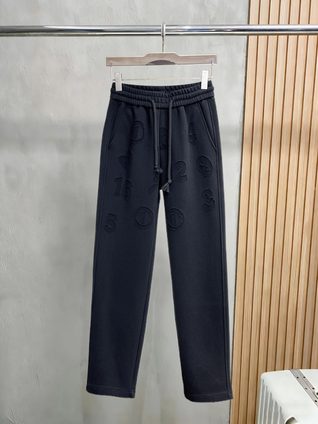 NO:830472,Margiela's 2026 spring new trousers and casual pants are on sale simultaneously on the official website. The brand's classic LOGO casual pants are made of customized fabrics with excellent comfort and strong touch. Highly recognizable and perfect in appearance and craftsmanship. Sizes M-3XL, masion margiela,19860909马吉拉 2026春季新款长裤休闲裤官网同步发售.品牌经典LOGO休闲裤 ,定制面料,舒适度极好,手触感强烈.辨识度极高,完美品相工艺. 尺码M-3XL,,masion margiela,,Men's clothing