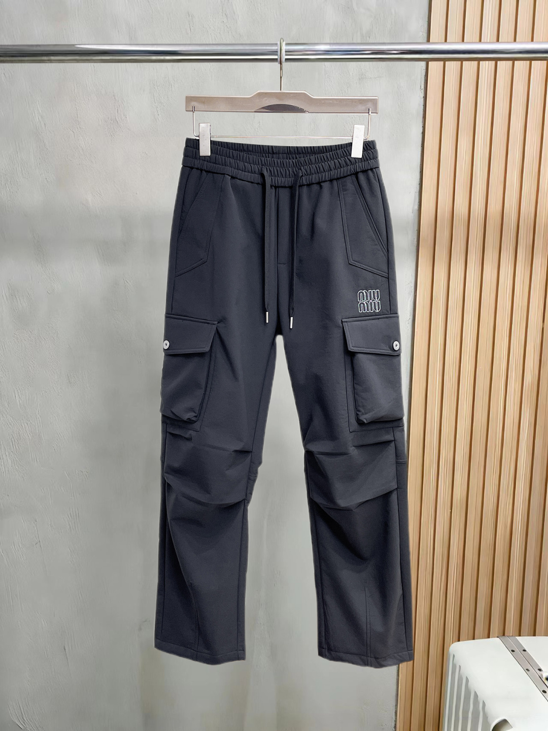 NO:830462,miumiu's 2026 spring new trousers and casual pants are on sale simultaneously on the official website. The brand's classic LOGO casual pants are made of customized fabrics with excellent comfort and strong touch. Highly recognizable and perfect in appearance and craftsmanship. Sizes M-3XL,,miumiu,19860909miumiu 2026春季新款长裤休闲裤官网同步发售.品牌经典LOGO休闲裤 ,定制面料,舒适度极好,手触感强烈.辨识度极高,完美品相工艺. 尺码M-3XL,,miumiu,,Men's clothing