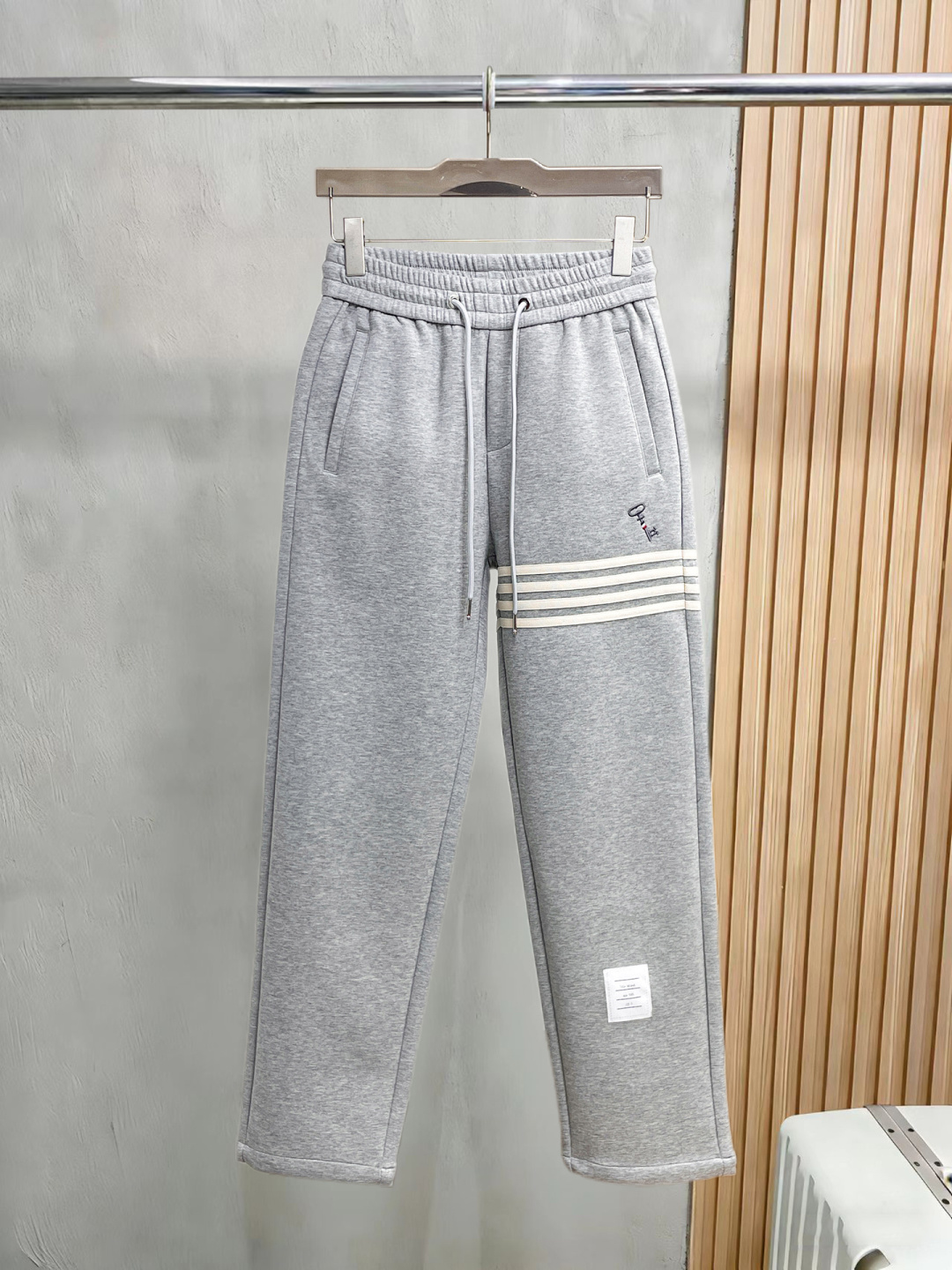 NO:830454,TB's 2026 spring new trousers and casual pants are on sale simultaneously on the official website. The brand's classic LOGO casual pants are made of customized fabrics with excellent comfort and strong touch. Highly recognizable and perfect in appearance and craftsmanship. Sizes M-3XL,,19860909TB 2026春季新款长裤休闲裤官网同步发售.品牌经典LOGO休闲裤 ,定制面料,舒适度极好,手触感强烈.辨识度极高,完美品相工艺. 尺码M-3XL,,,Men's clothing