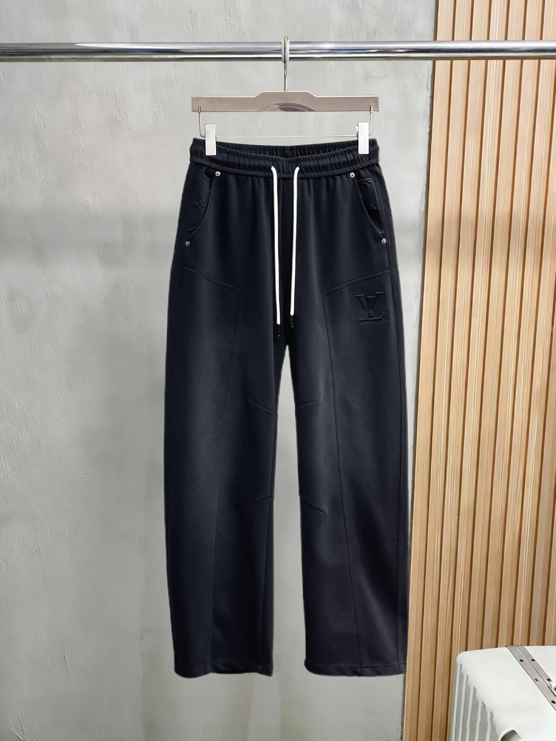 NO:830443,LV 2026 spring new trousers and casual trousers are on sale simultaneously on the official website. The brand's classic LOGO casual trousers, customized fabrics, are extremely comfortable and have a strong touch. Highly recognizable, with perfect appearance and craftsmanship. Sizes M-3XL, Louis Vuitton,19860909LV 2026春季新款长裤休闲裤 官网同步发售.品牌经典LOGO休闲裤 ,定制面料,舒适度极好,手触感强烈.辨识度极高,完美品相工艺. 尺码M-3XL,,louis vuitton,,Men's clothing