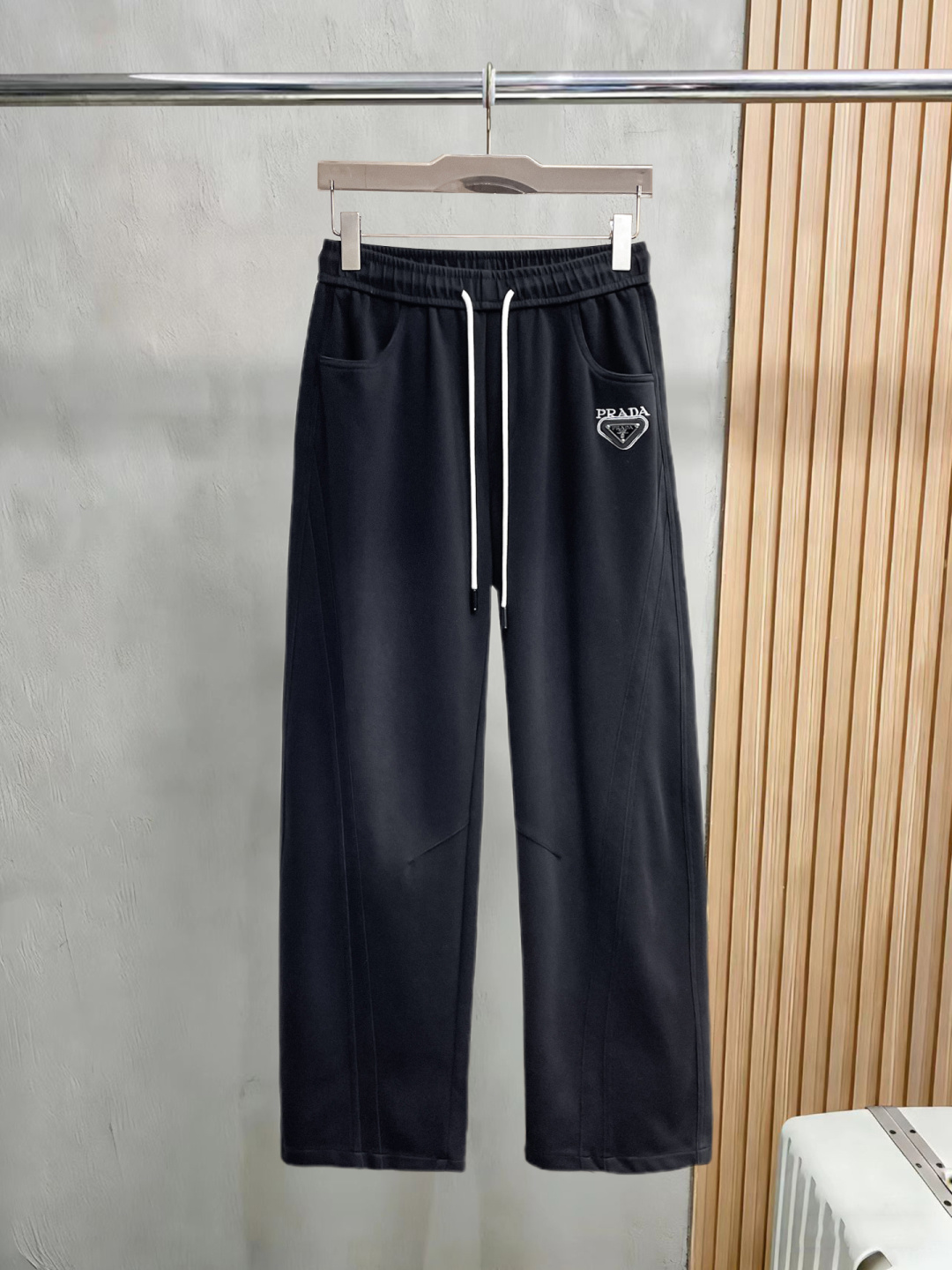 NO:830433,Prada's 2026 spring new trousers and casual pants are on sale simultaneously on the official website. The brand's classic LOGO casual pants are made of customized fabrics with excellent comfort and strong touch. Highly recognizable and perfect in appearance and craftsmanship. Sizes M-3XL, prada,19860909普拉达 2026春季新款长裤休闲裤官网同步发售.品牌经典LOGO休闲裤 ,定制面料,舒适度极好,手触感强烈.辨识度极高,完美品相工艺. 尺码M-3XL,,prada,,Men's clothing